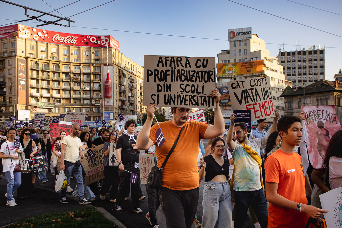 REPORTAJ. De ce au ieșit sute de femei să-și ceară drepturile în stradă: „La mine în sat, violența domestică e regula zilei. Iar poliția nu te ia în serios”
