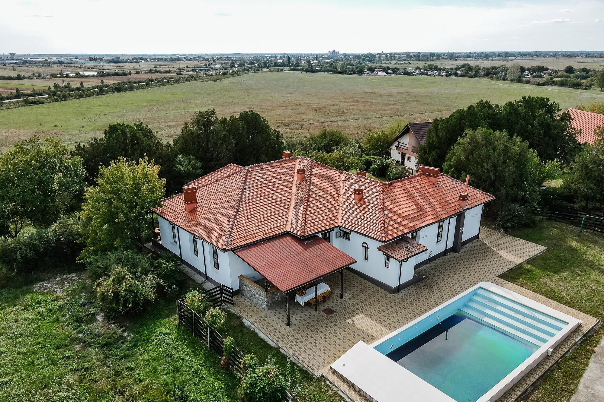 Cum arată conacul boieresc cu 10 camere și piscină, aflat la o oră de București, care se vinde cu 450.000 de euro