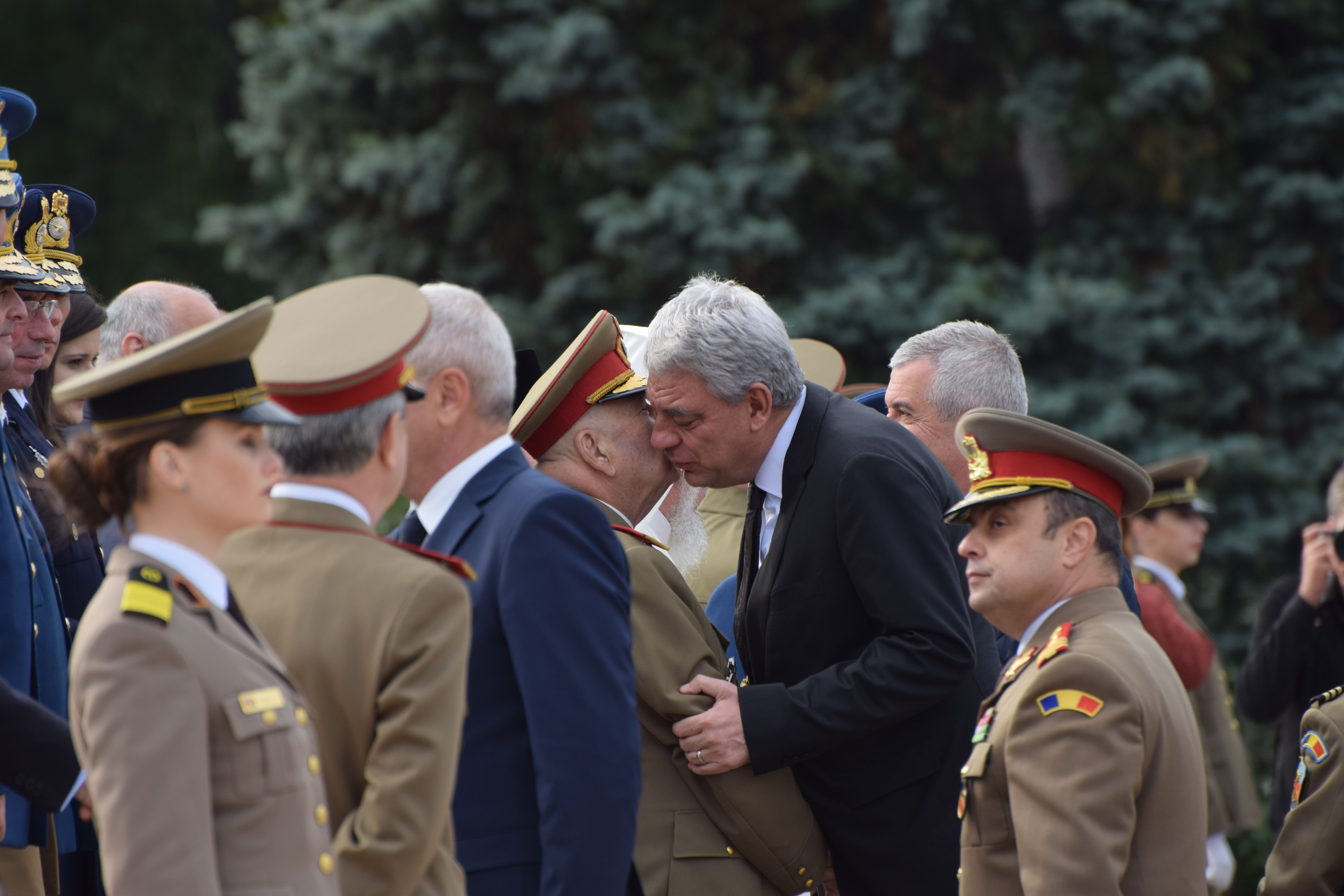 FOTO ŞI VIDEO | Cum a fost celebrată Ziua Armatei în Capitală. Cei mai importanți politicieni, la ceremoniile din Parcul Carol