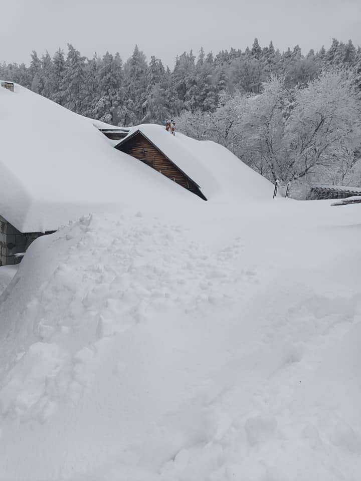 Zăpadă cât casa la Bisoca, în Buzău, după codul portocaliu de ninsoare abundentă și viscol