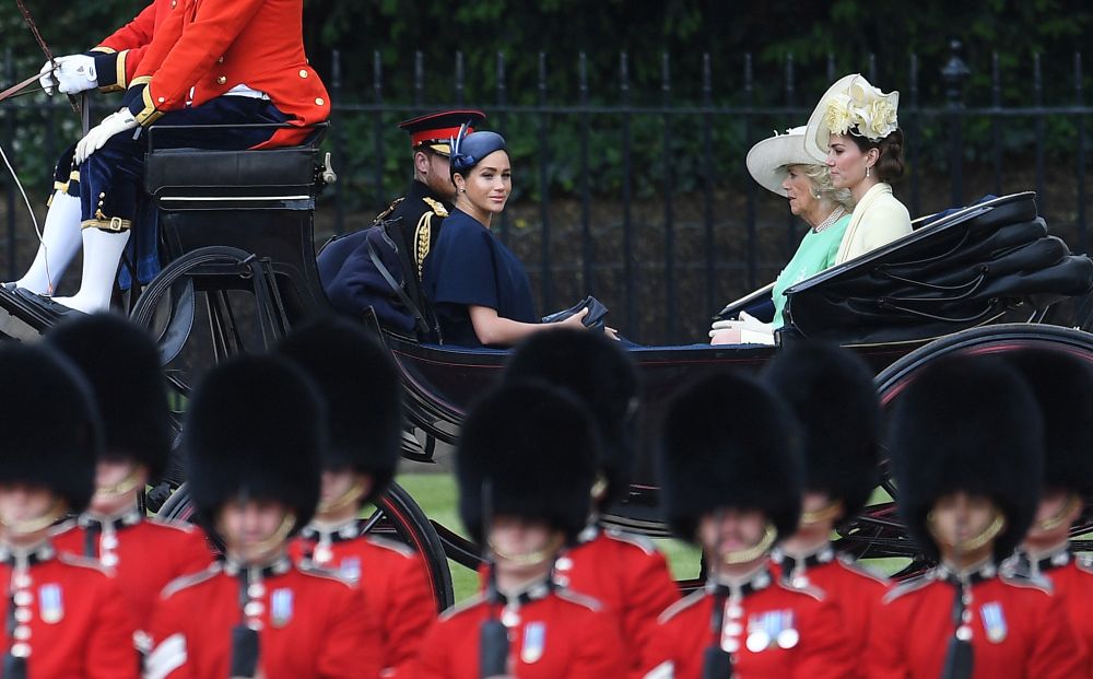 Meghan Markle, prima apariție publică după ce a născut. Ducesa de Sussex și Prințul Harry au participat la parada militară în onoarea Reginei Elisabeta a II-a / FOTO&VIDEO