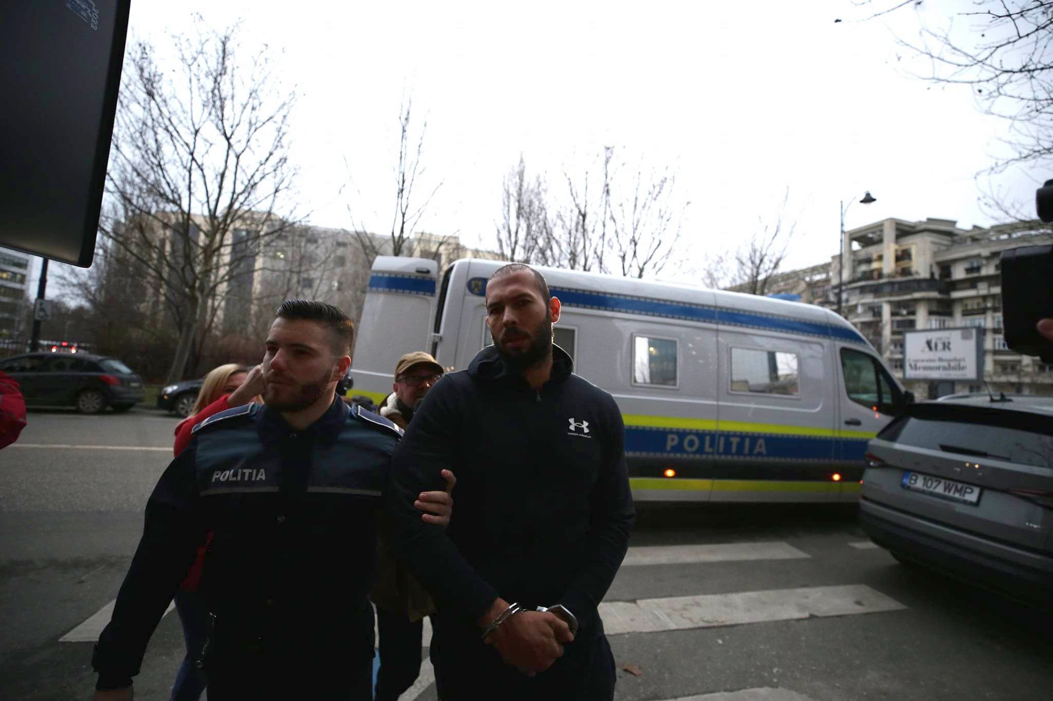 Frații Tate, aduşi din arest la DIICOT pentru percheziții informatice. Andrew Tate a acuzat statul că vrea să-i ia mașinile și banii