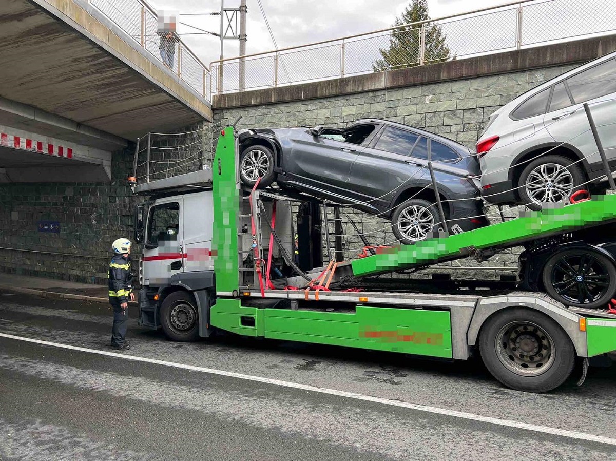 Șofer român de camion, paralizat de groază când a văzut ce a făcut și dus de urgență la spital, după ce a distrus trei BMW-uri noi, în Austria