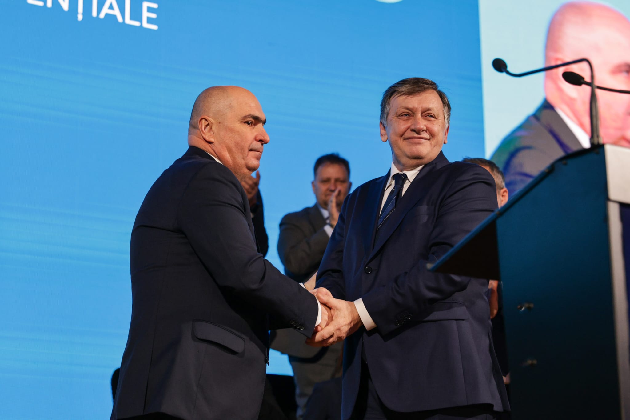 Ce nu s-a văzut la TV la „ungerea” lui Crin Antonescu drept prezidențiabil: atacuri în rafală la adresa lui Georgescu și jocuri de culise pentru împărțirea funcțiilor din Executiv