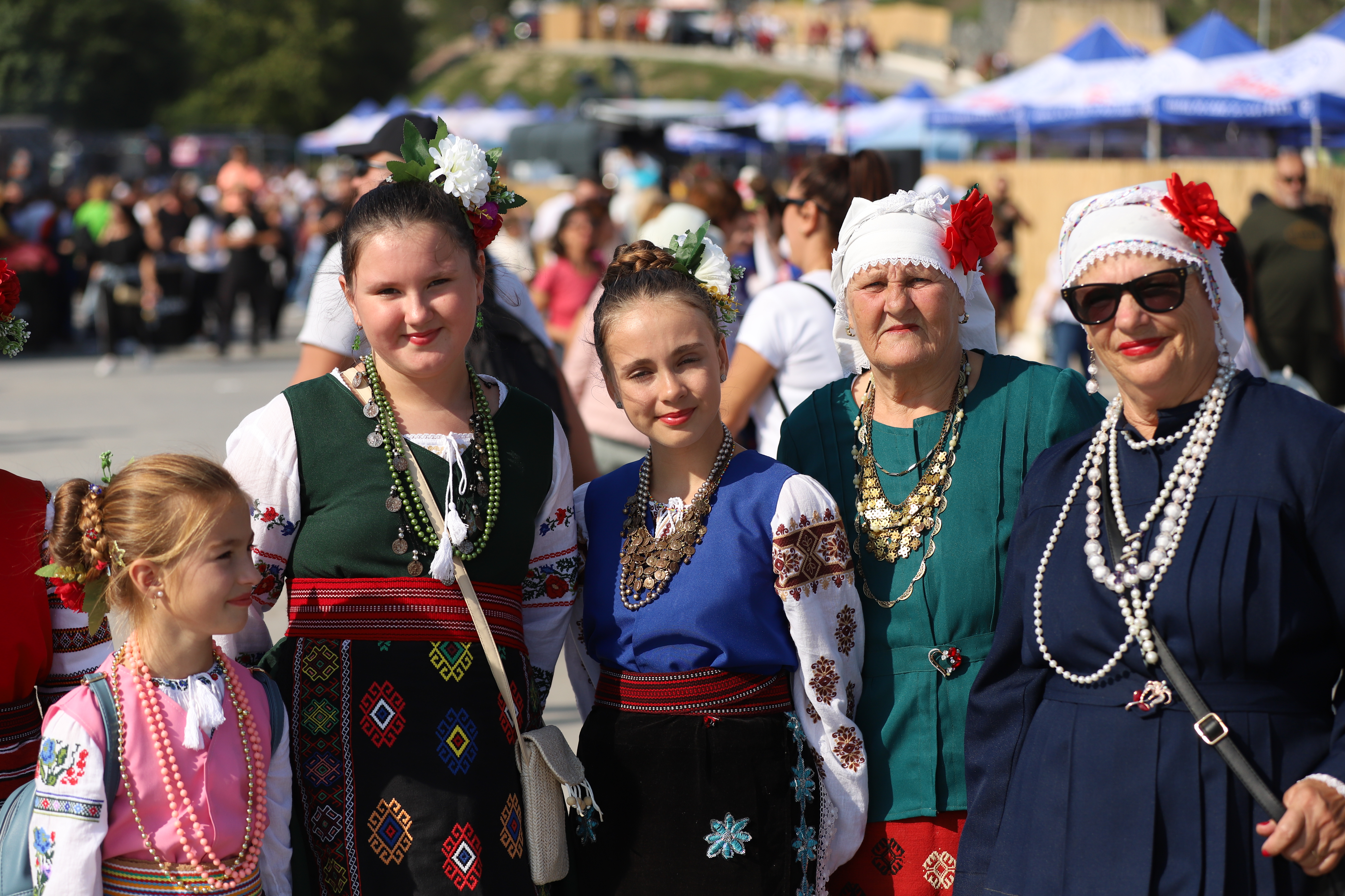 Secrete culinare de la Festivalul Borșului Lipovenesc din Jurilovca. Fără morcov, dar cu ardei și țicore de baltă: „Adevăratul gust îl dau oasele!” | FOTO REPORTAJ
