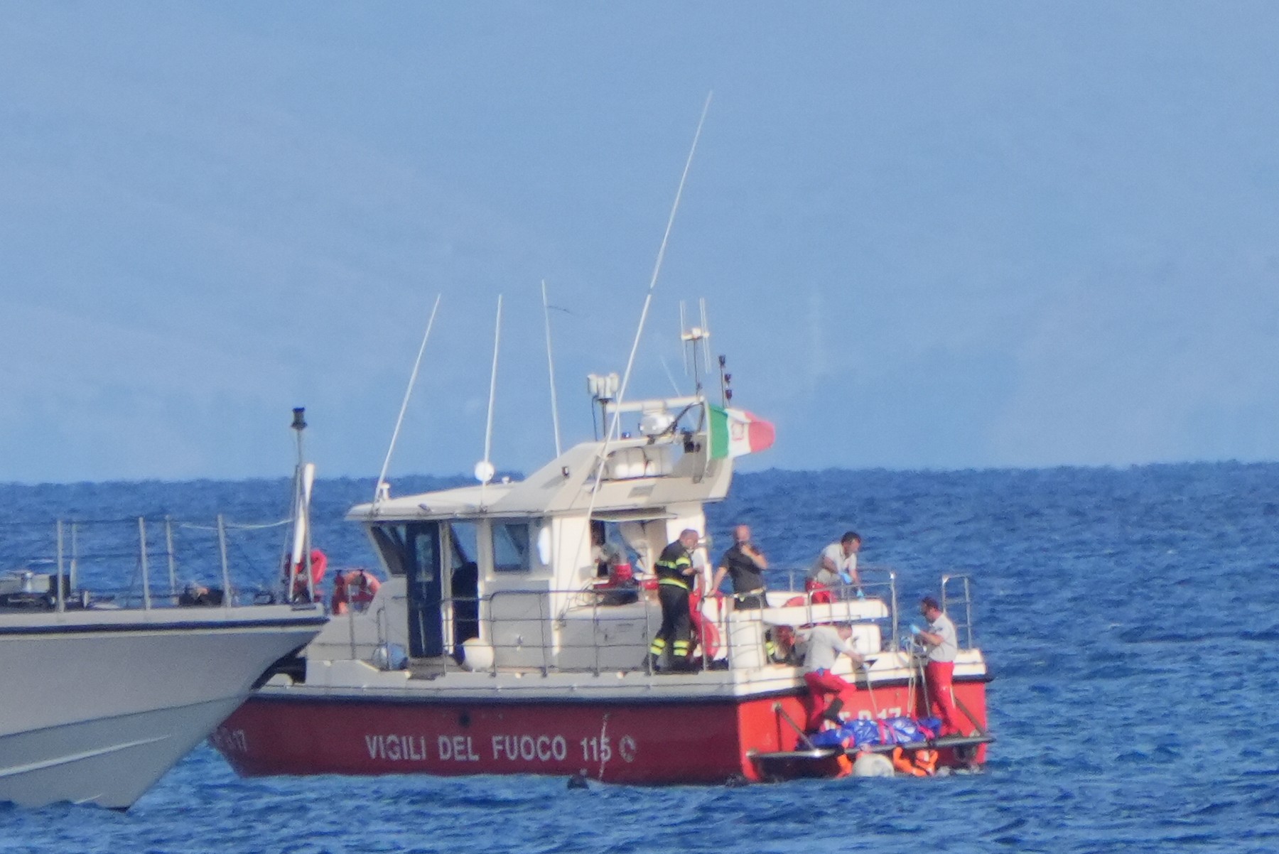 Cinci cadavre au fost găsite în iahtul de lux scufundat în largul coastei Siciliei, spun scafandrii