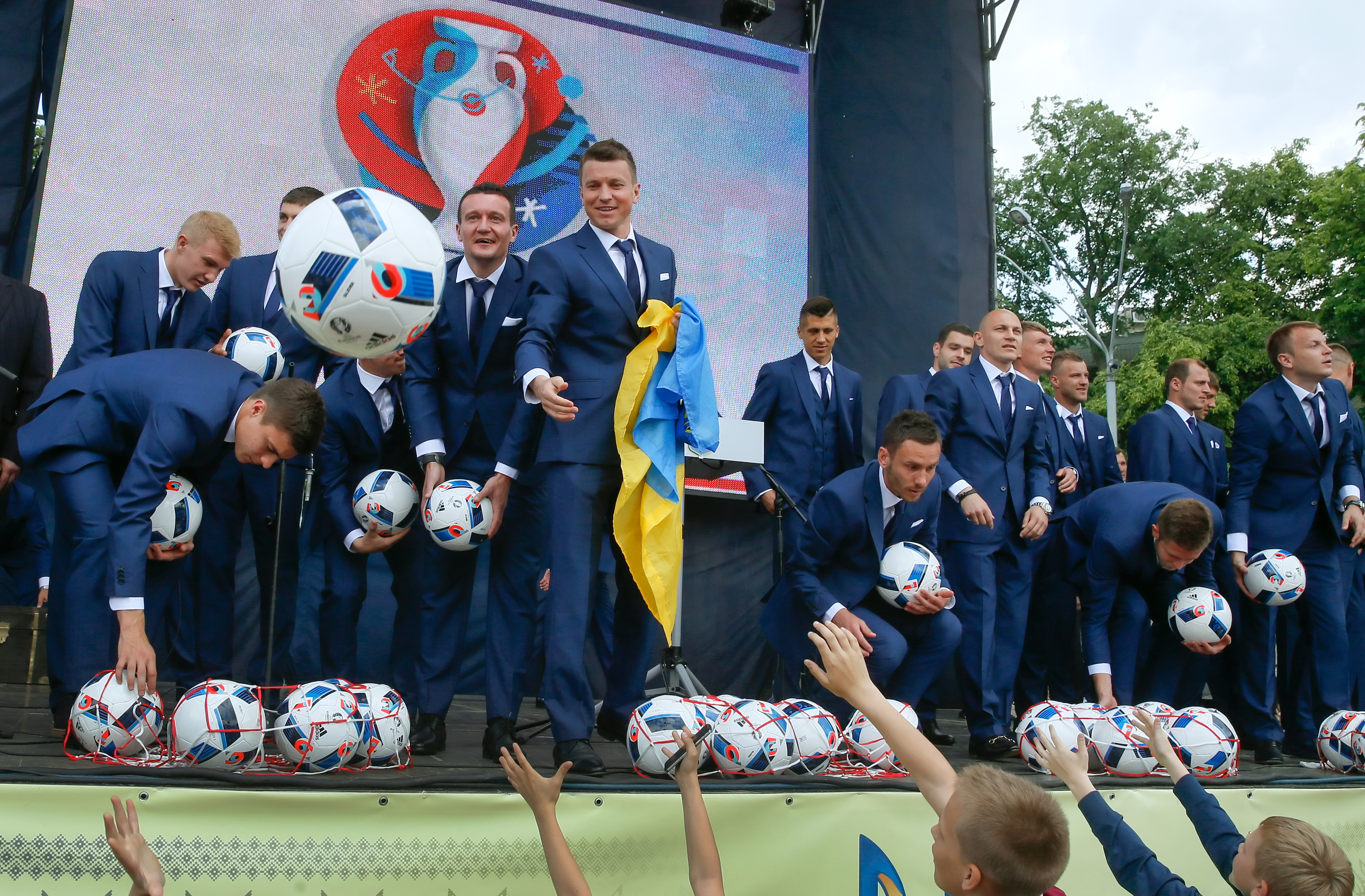 Imagini din cantonamentele echipelor calificate la Euro 2016. Polonezii, aduși cu elicopterul | GALERIE FOTO&FOTO