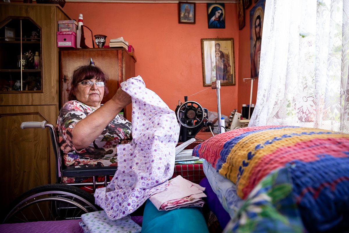 Lecție de optimism de la trei prieteni care luptă cu dizabilitățile, pandemia de COVID și pierderea locuinței. Dorica, Livia şi Vasile din Torceşti: “Important e să ai pentru ce să te trezeşti”