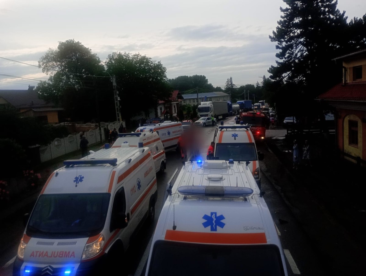 Accident cu 11 răniți, între care doi copii, în Suceava. O autoutilitară a intrat pe contrasens și a lovit două mașini