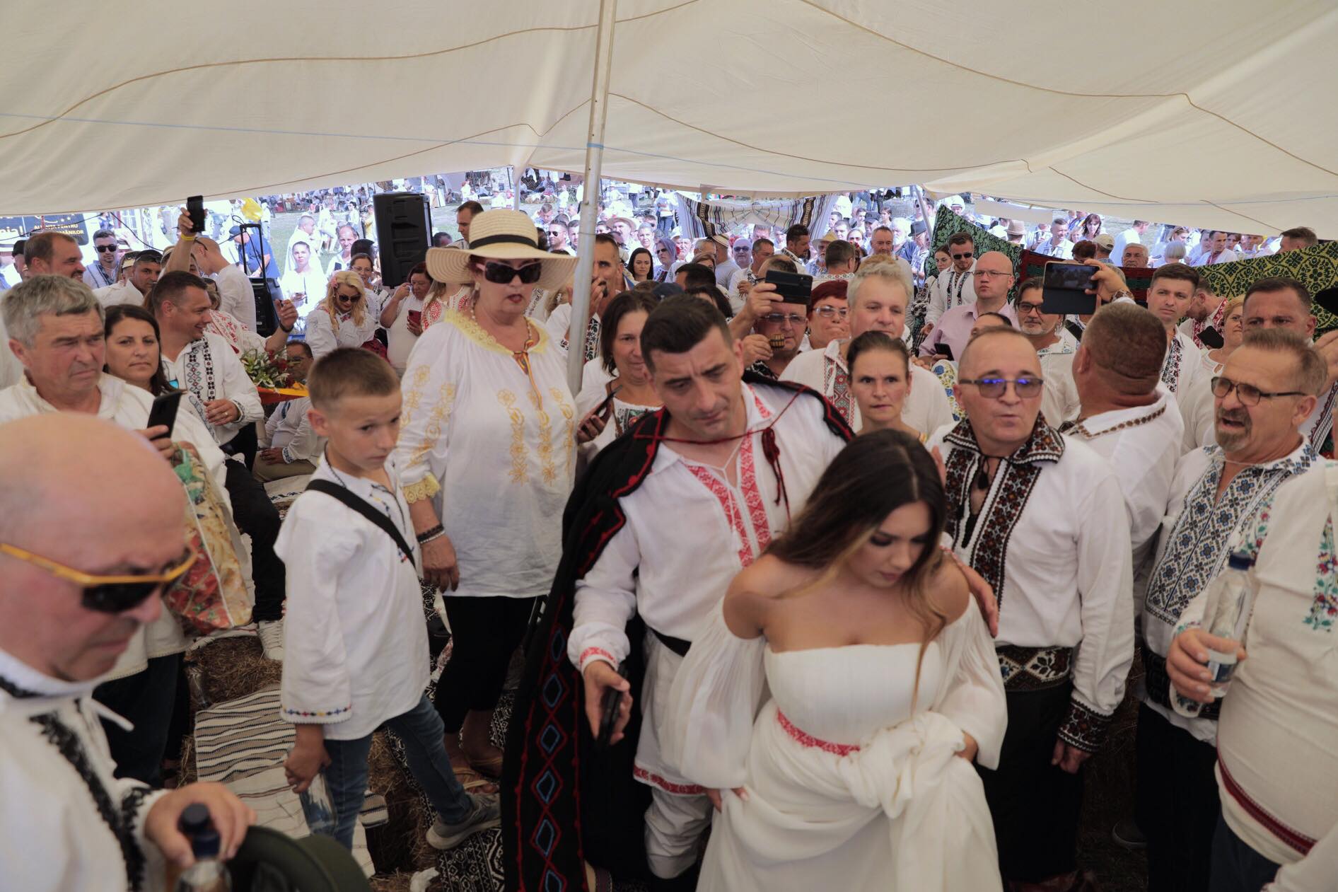 FOTO. Nunta lui George Simion, văzută de la fața locului. Câteva sute de oameni au rezistat în fața scenei, petrecerea a continuat până la 7 dimineața