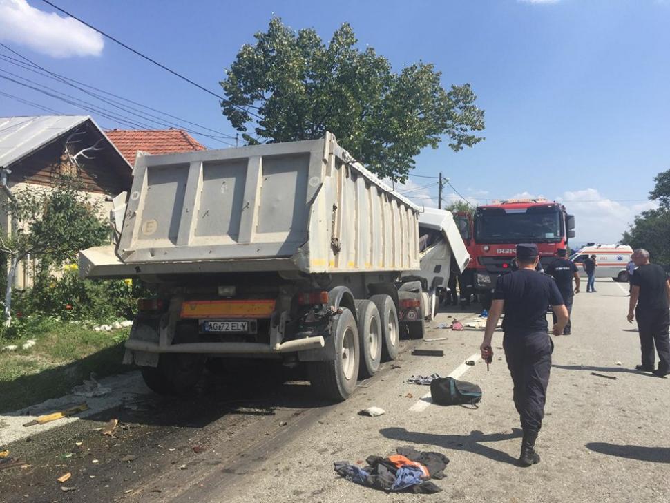 Doi șoferi, morți într-un accident în județul Gorj. Un camion plin cu nisip și o macara s-au ciocnit violent