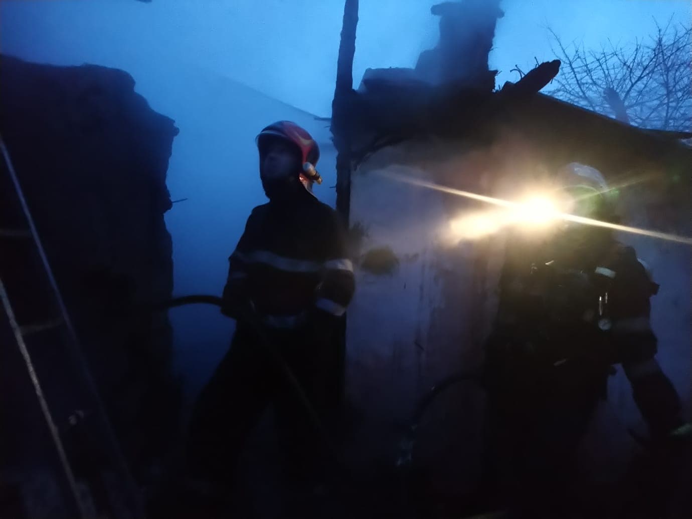 FOTO | Doi vasluieni, mamă și fiu, au murit carbonizați într-un incendiu