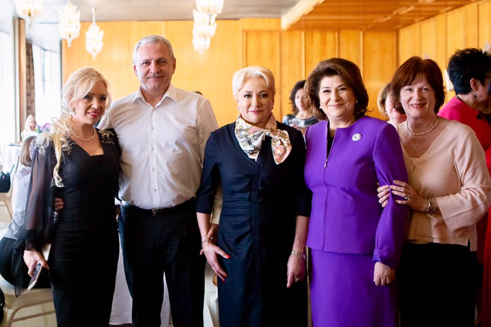 FOTO | Liviu Dragnea şi iubita sa, Irina Tănase, alături de femeile din PSD, de 8 martie. Petrecerea s-a ţinut la o vilă de protocol a statului