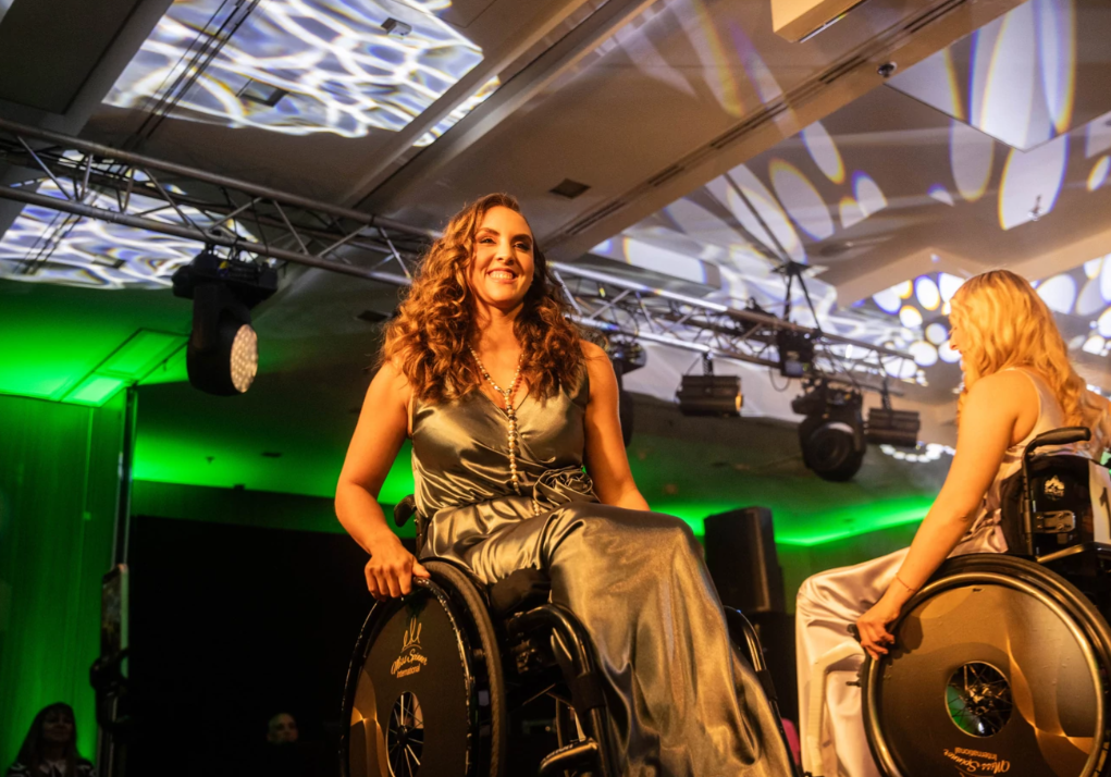 O tânără din Szeged a câștigat Miss Spinner International: „Nu suntem doar oameni țintuiți în scaune rulante, ci și femei frumoase”