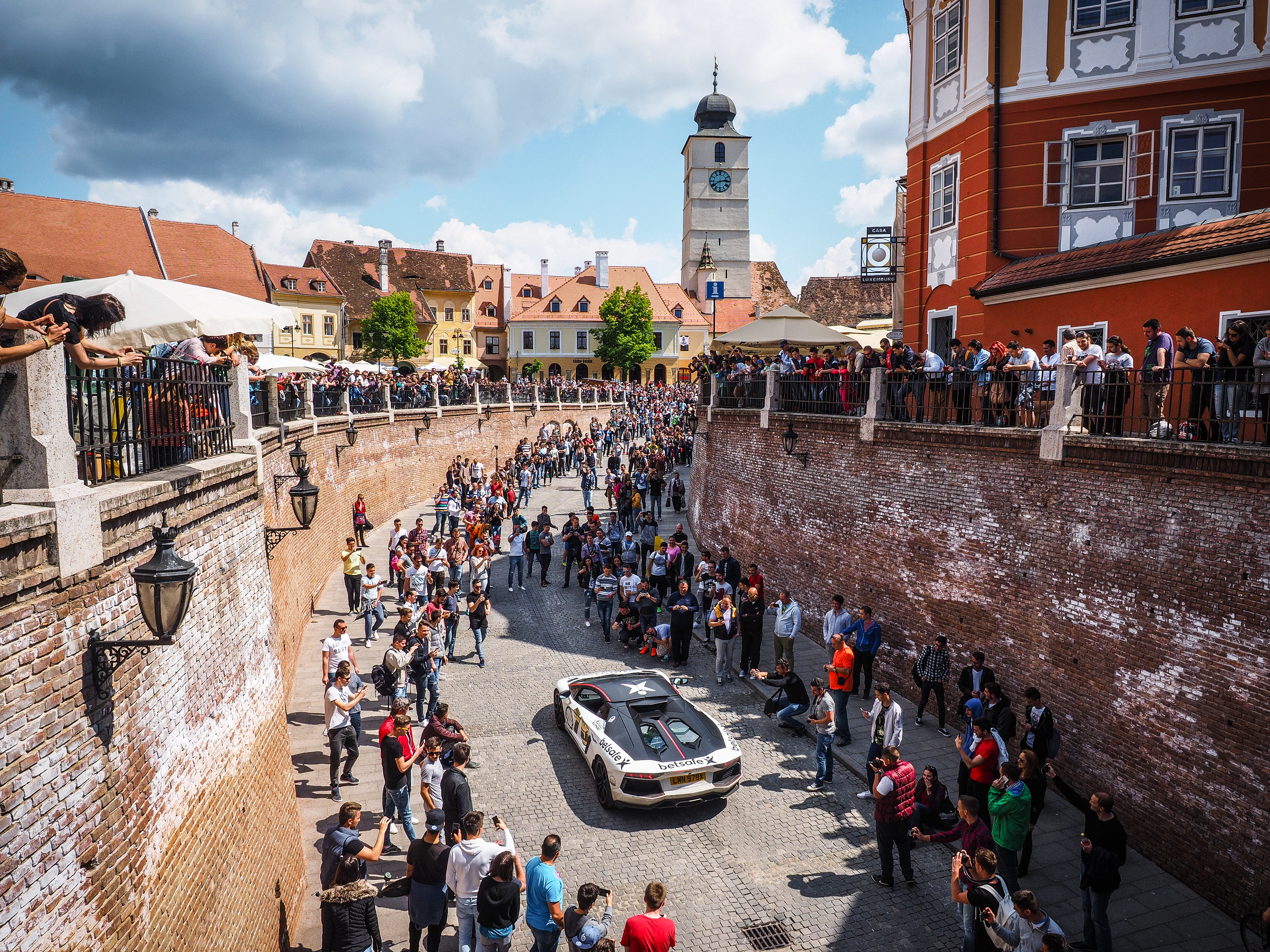 GUMBALL 3000: Bolizii de lux conduși de bogații lumii au ajuns în România! Un șofer a rămas fără permis după ce a condus cu 216 km/oră GALERIE FOTO & VIDEO