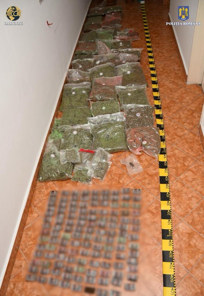 Geantă cu 130.000 de euro aruncată pe geam în timpul unor percheziții la dealeri de droguri din Cluj și Iași. Captura făcută de polițiști