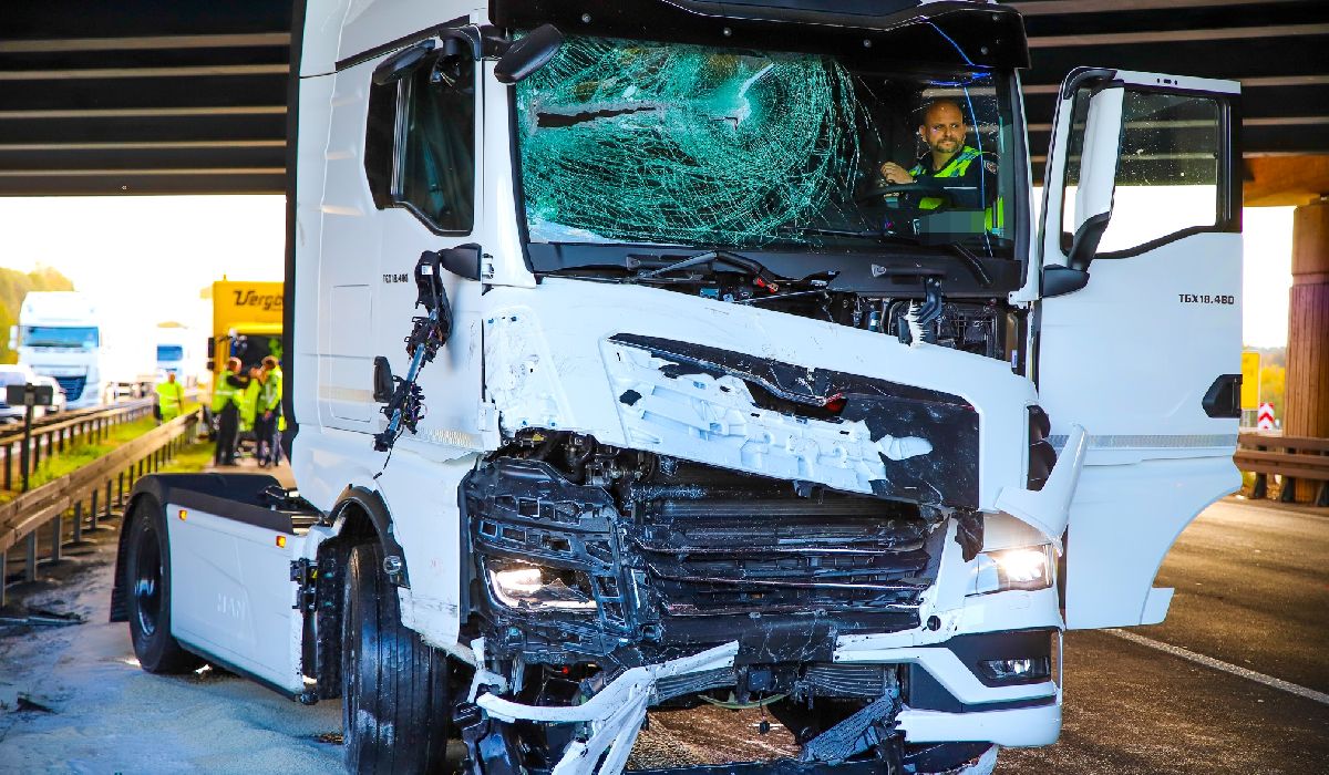 Doi ofițeri erau în mașina de poliție făcută praf de un șofer de TIR care conducea doar capul tractor, pe o autostradă din Germania