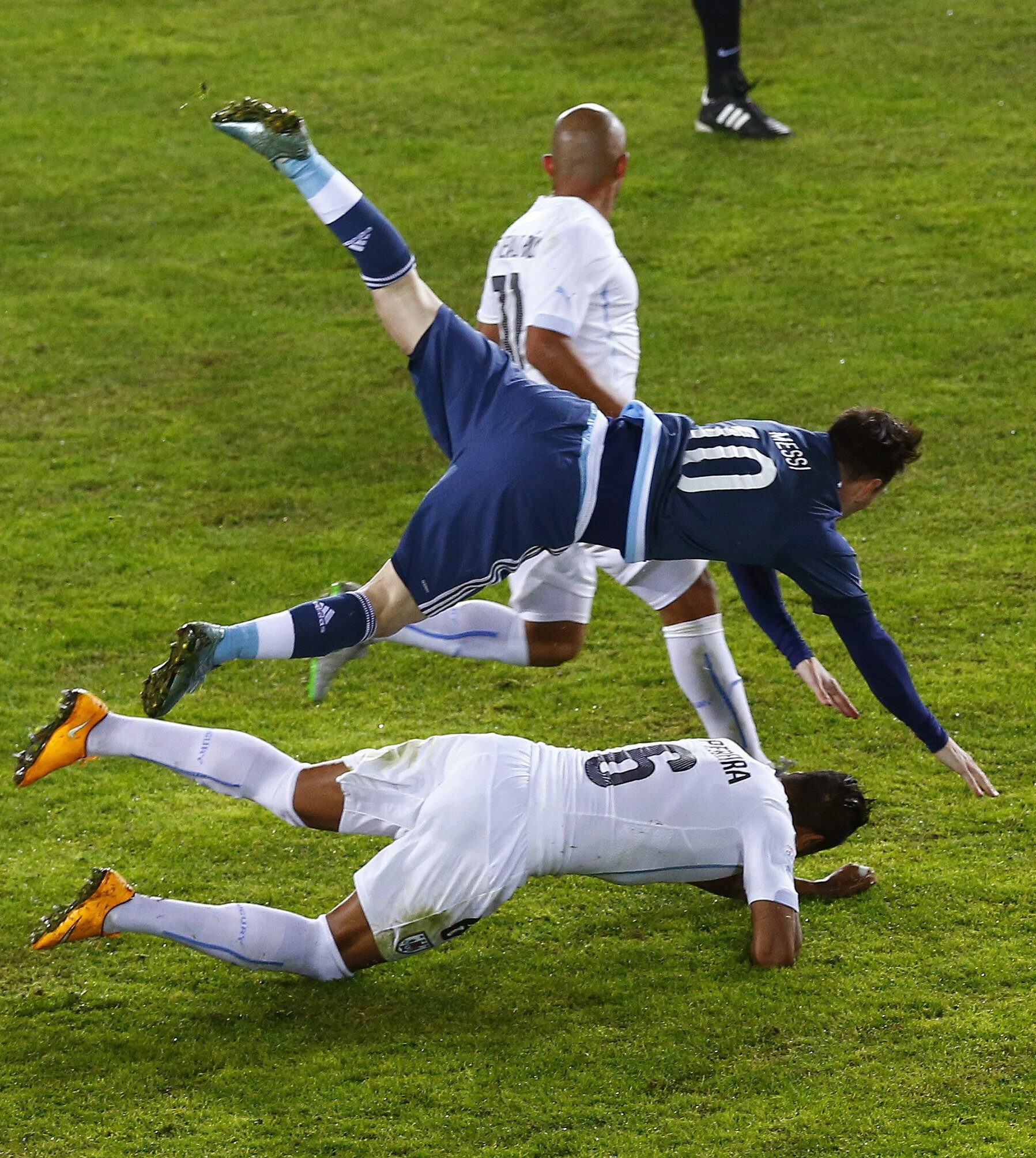 El e cel mai tare fan de la Copa America! Și-a acoperit trupul cu sute de steaguri / GALERIE FOTO&VIDEO