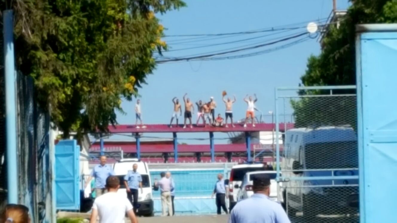 Protest al deținuților la penitenciarul din Iași! Au dat foc la celulă UPDATE | FOTO&VIDEO
