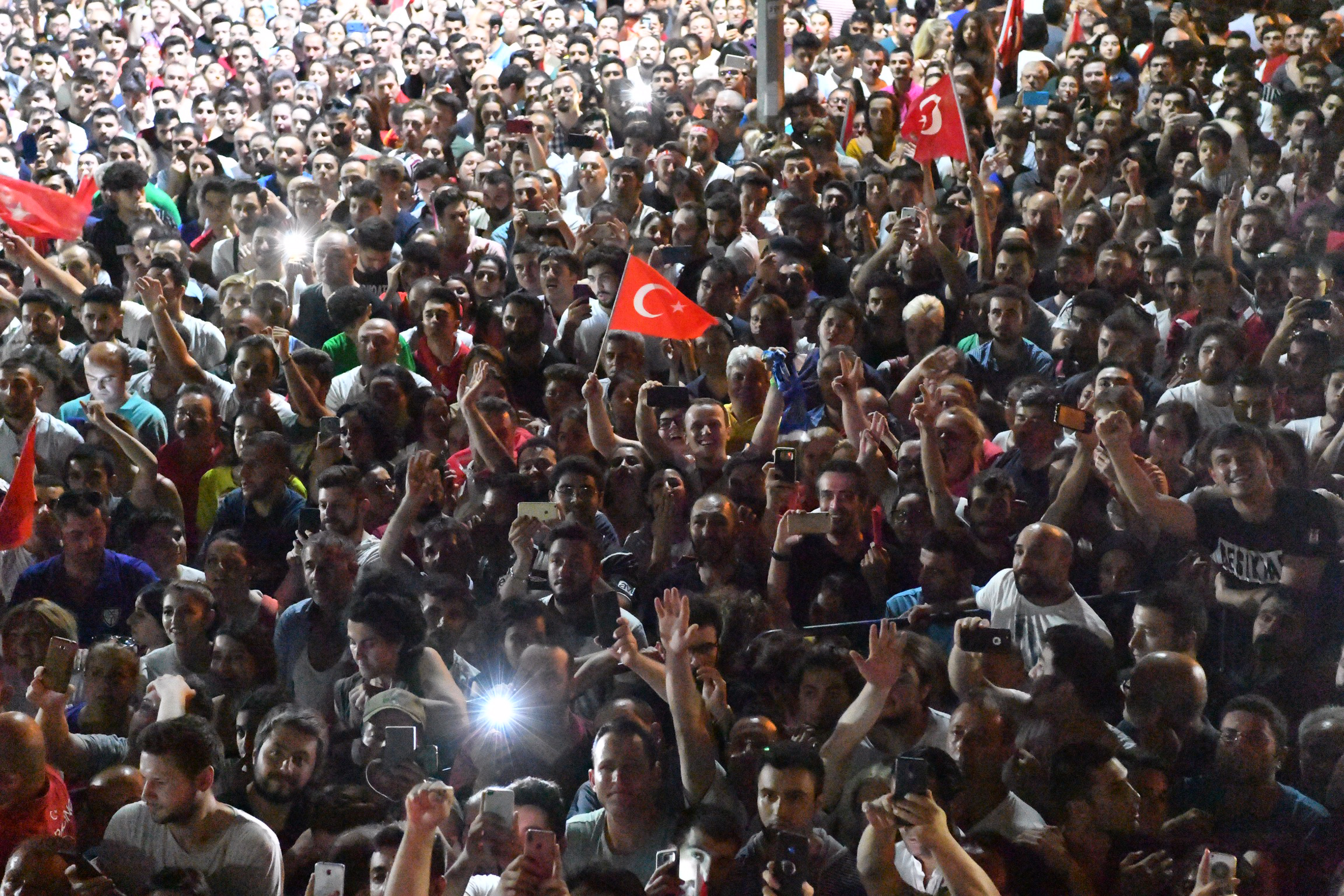 Zeci de mii de oameni au sărbătorit în stradă victoria opoziției la alegerile locale din Istanbul. Erdogan l-a felicitat pe câștigător