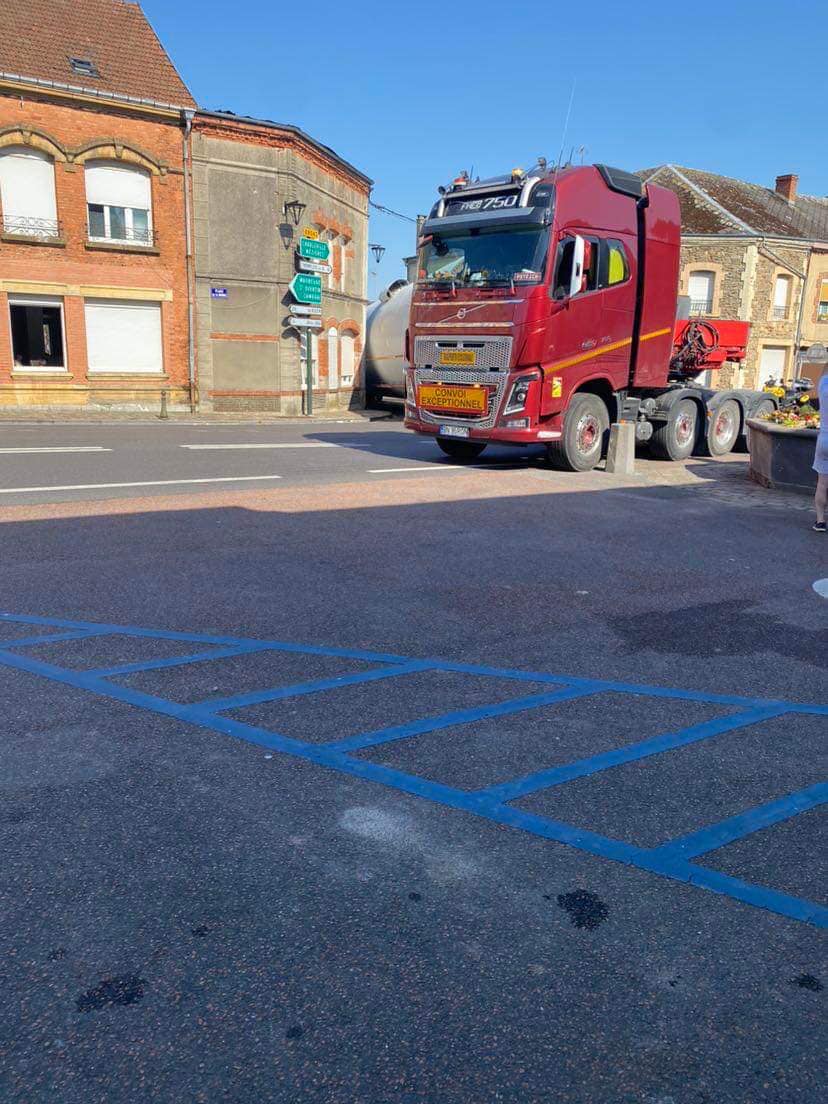 Un șofer român a blocat un sat din Franța, cu camionul convoi excepțional. Ca să treacă el, a fost demolată fântâna din centru