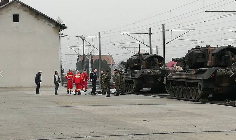 VIDEO / Tragedie în Alba Iulia! Un militar a murit electrocutat, în timp ce descărca tancurile pentru Parada de 1 Decembrie