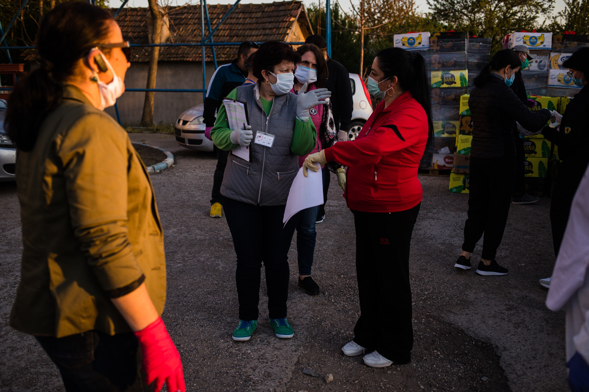 Imagini ale solidarității din Țăndărei, acolo unde peste 150 de familii au primit pachete cu produse de igienă și alimente