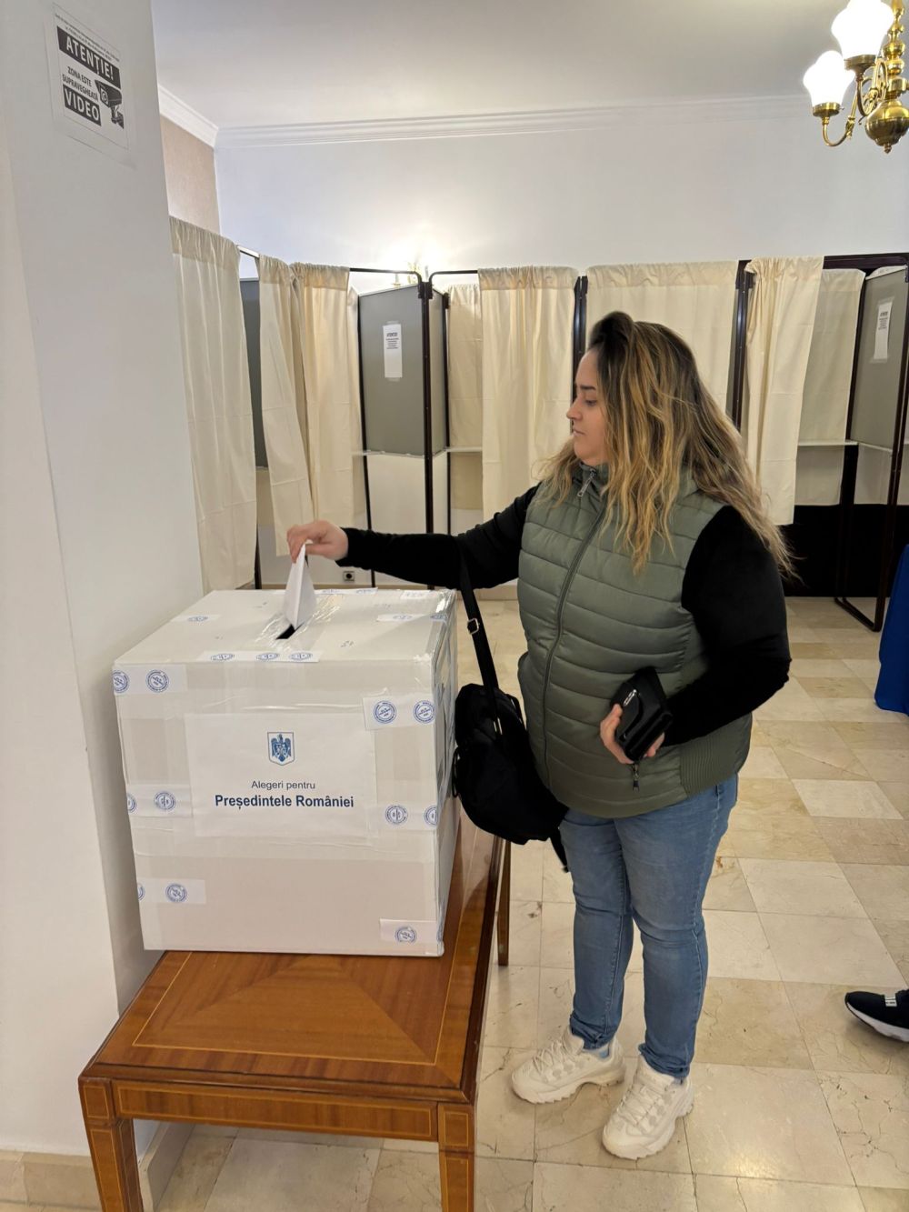 Imagini cu românii care au votat în diaspora la alegerile prezidențiale. Cel mai vârstnic alegător are 100 de ani