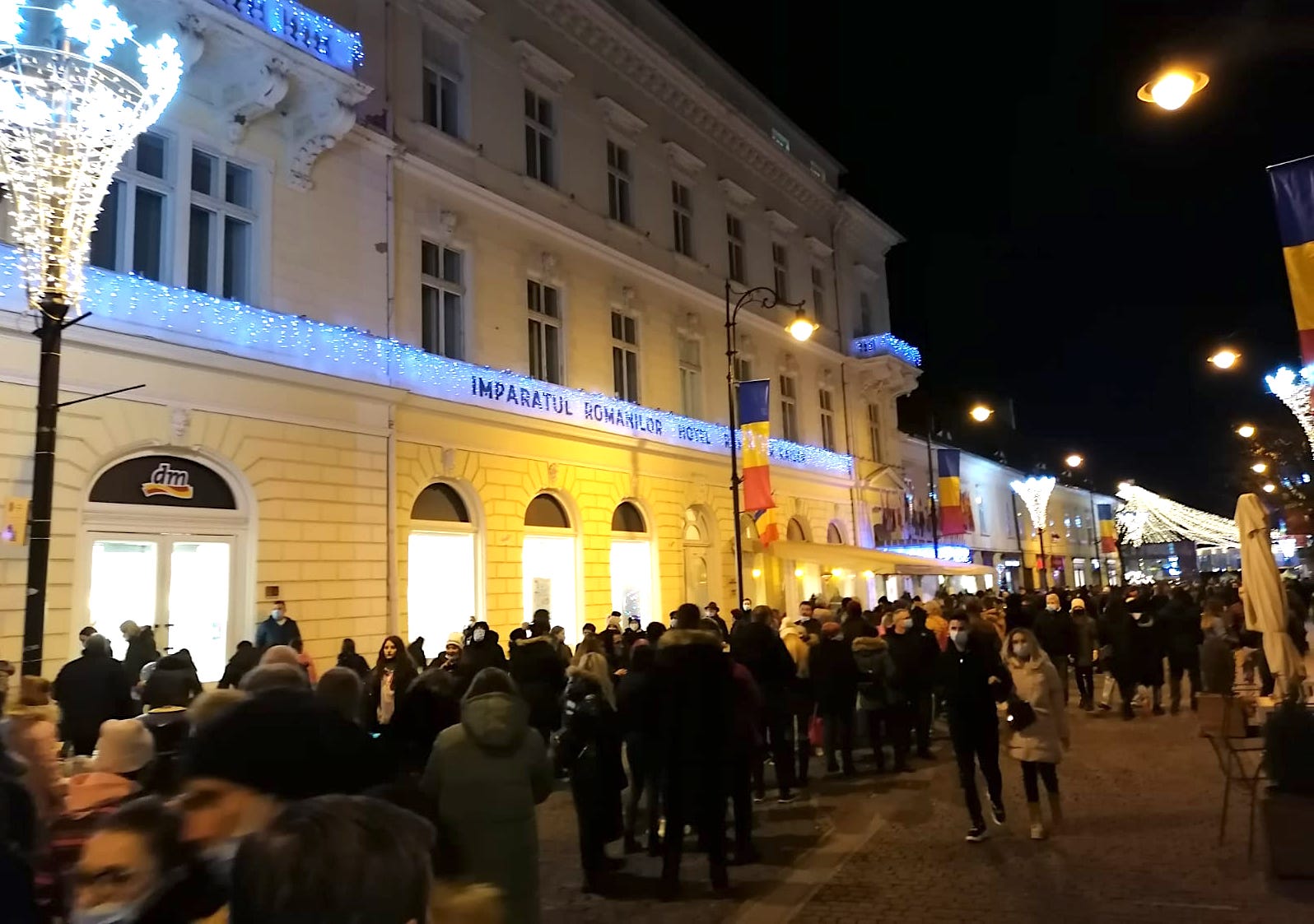 Cozi și aglomerație la târgurile de Crăciun din țară. Imagini din Sibiu, Cluj-Napoca și București