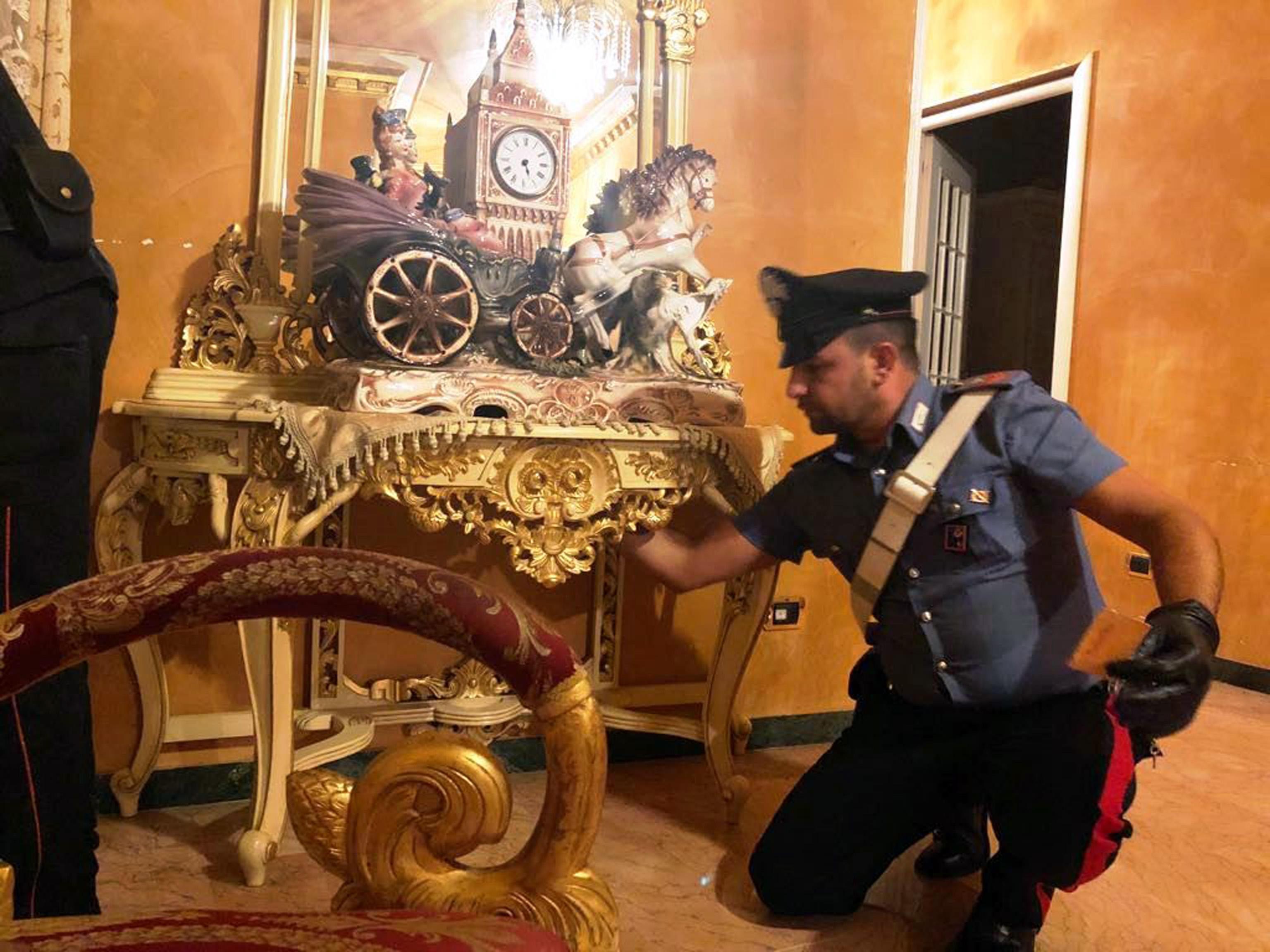 FOTO | Imagini cu interiorul casei acoperite cu aur al celui mai temut grup mafiot din Italia