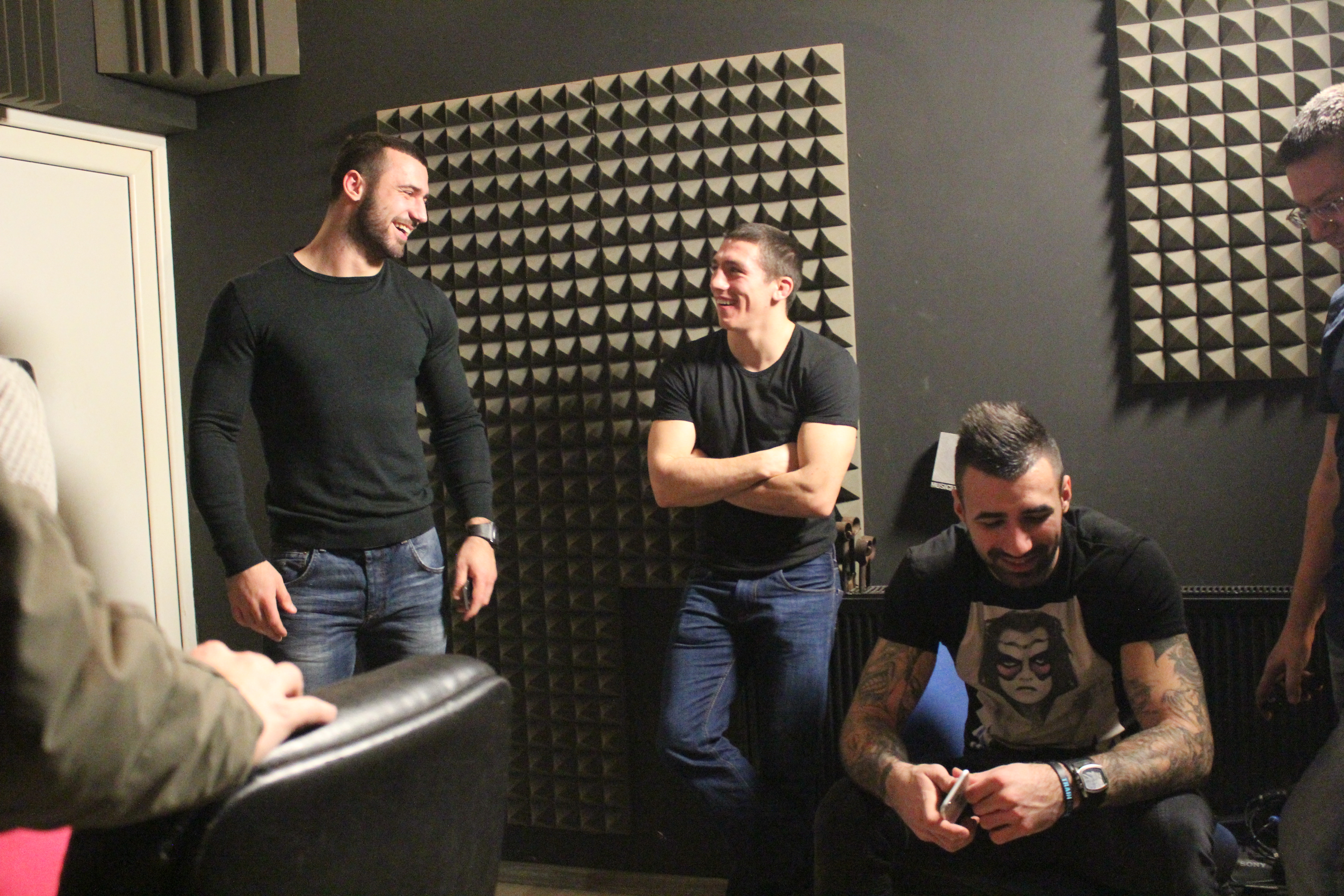 EXCLUSIV / Primiți cu colindul? Luptătorii Superkombat au intrat în studio! GALERIE FOTO&VIDEO