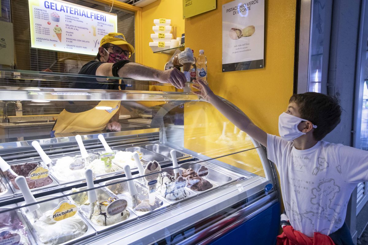 Italia și-a redeschis azi cafenelele, magazinele și muzeele. ”O zi emoționantă” pentru oamenii care s-au întors într-o nouă normalitate