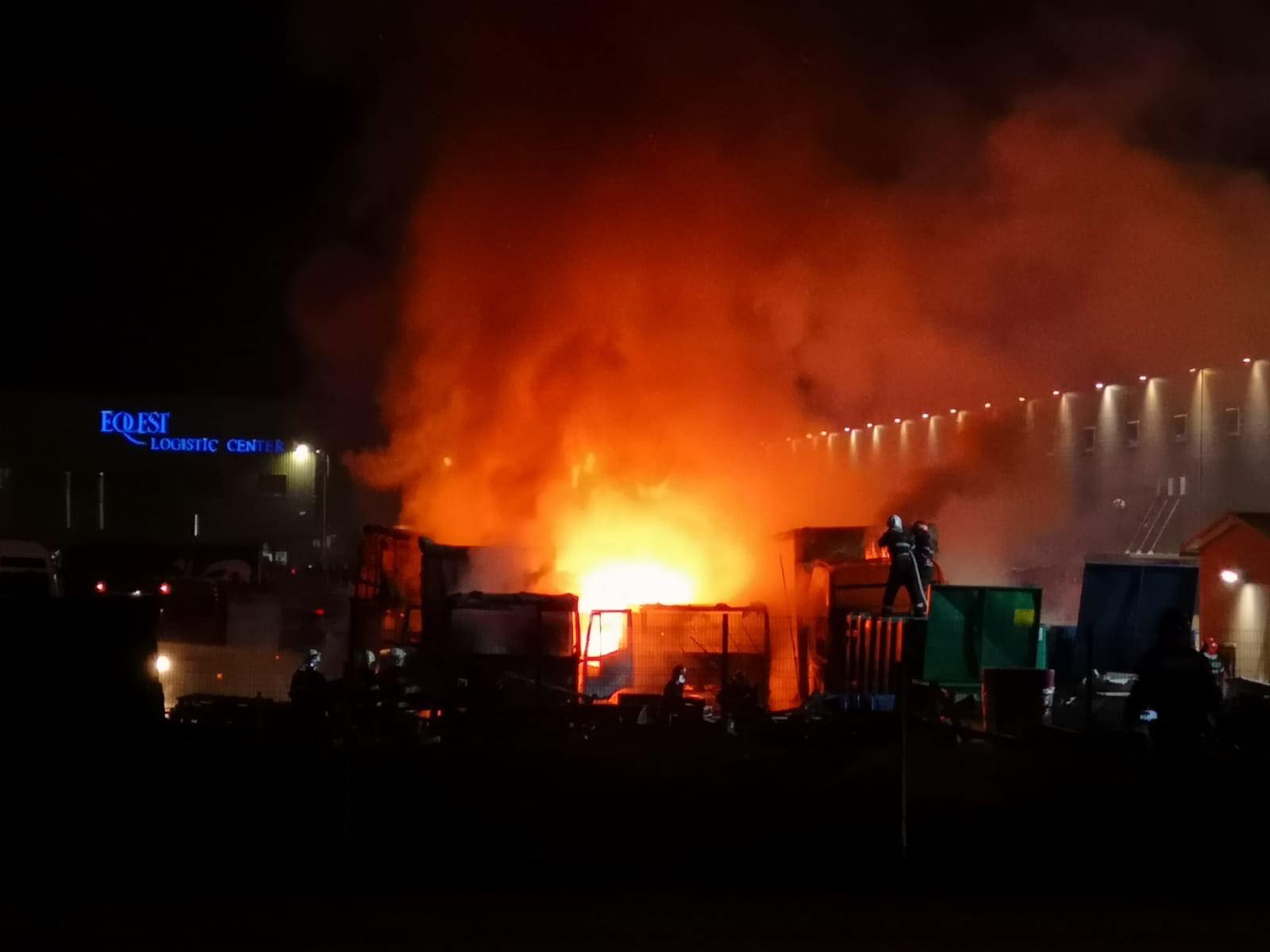 Incendiu în parcarea unui depozit de pe A1, la ieșirea spre Ciorogârla (FOTO & VIDEO)