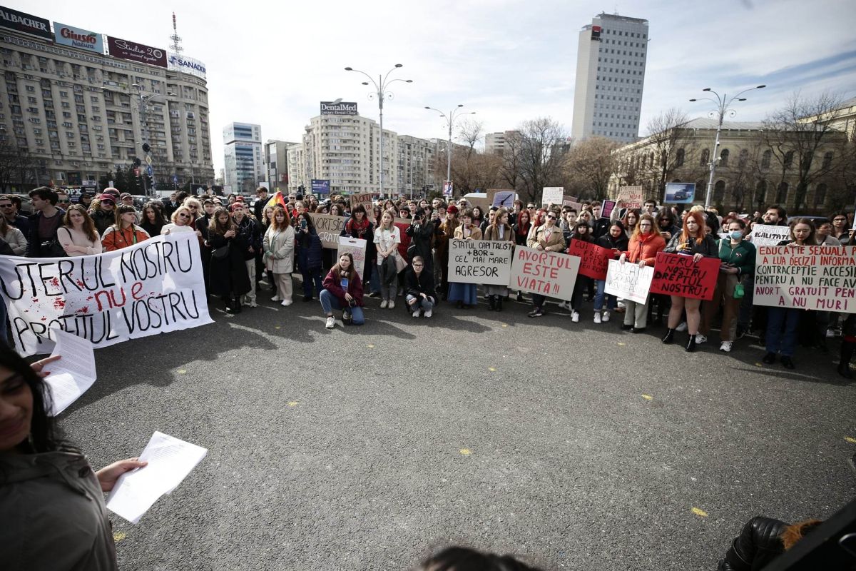Protest de 8 martie în Piața Victoriei pentru drepturile reproductive ale femeilor. „Uterul nostru nu e profitul vostru!”