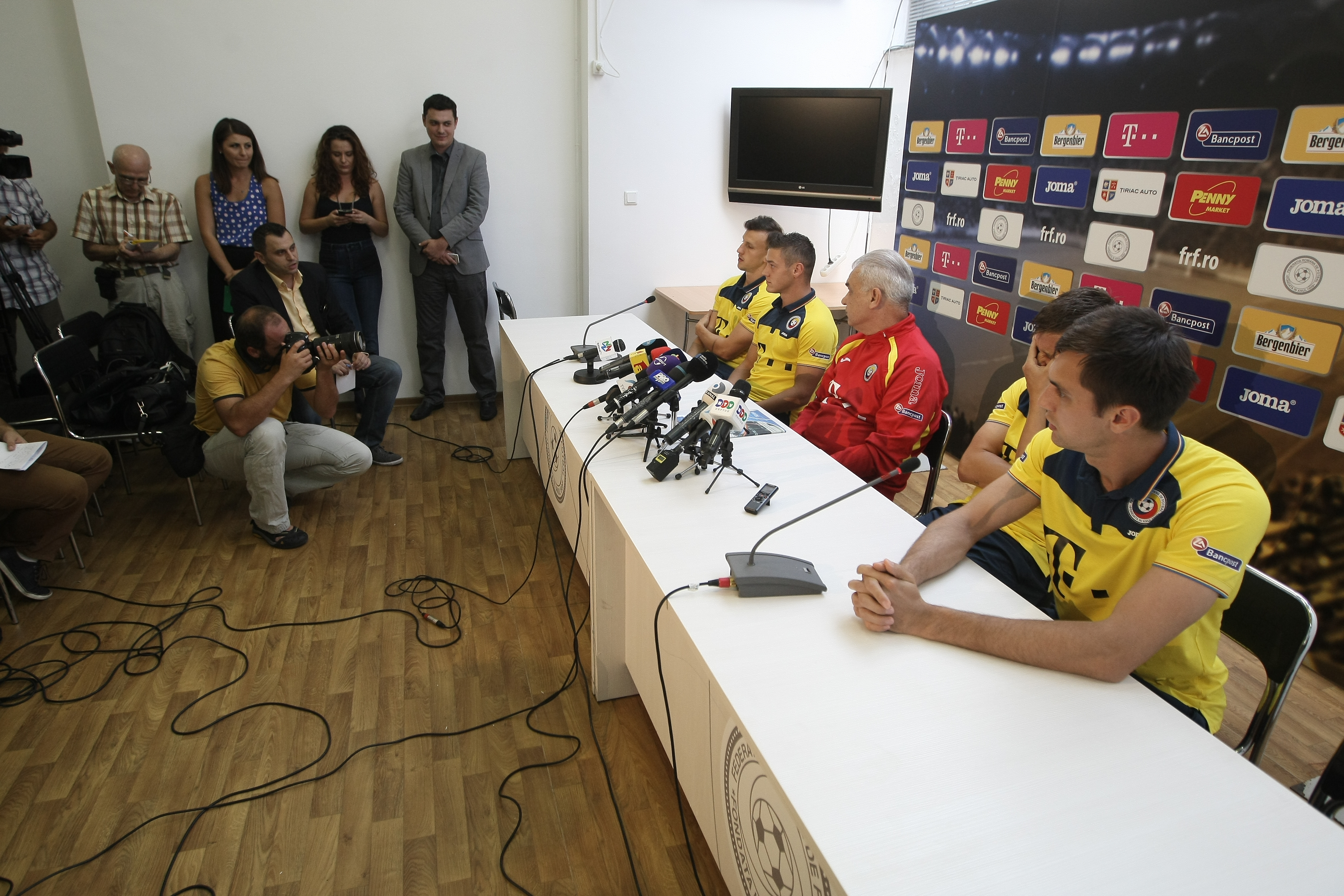 PRELIMINARIILE EURO 2016, ROMÂNIA - GRECIA (luni, ora 21.45, TVR 1) / Puiu e nervos. A plecat brusc din conferința de presă. Nu știe dacă va fi lăsat la cârma naționalei, ^dacă va califica echipa la turneul final din Franța. Ce au declarat tricolorii la Mogoșoaia / GALERIE FOTO