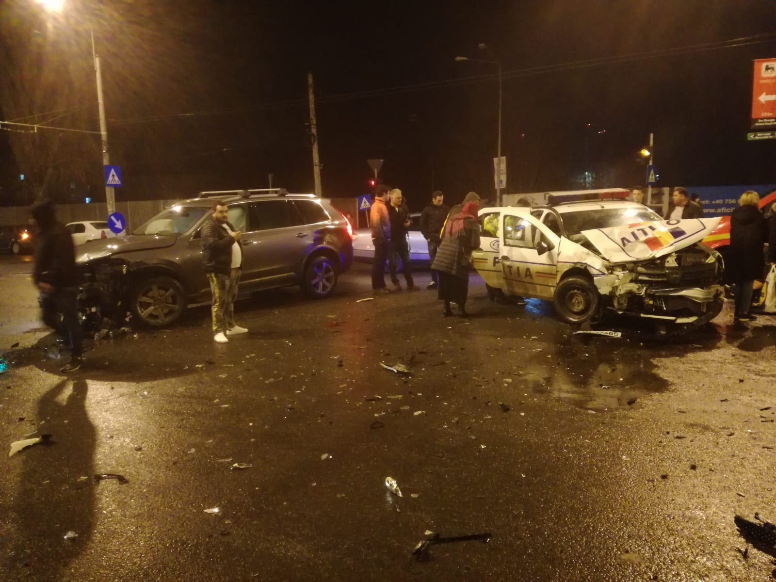 FOTO. Un jandarm și trei polițiști, răniți într-un accident produs în Capitală. Cei patru erau în misiune