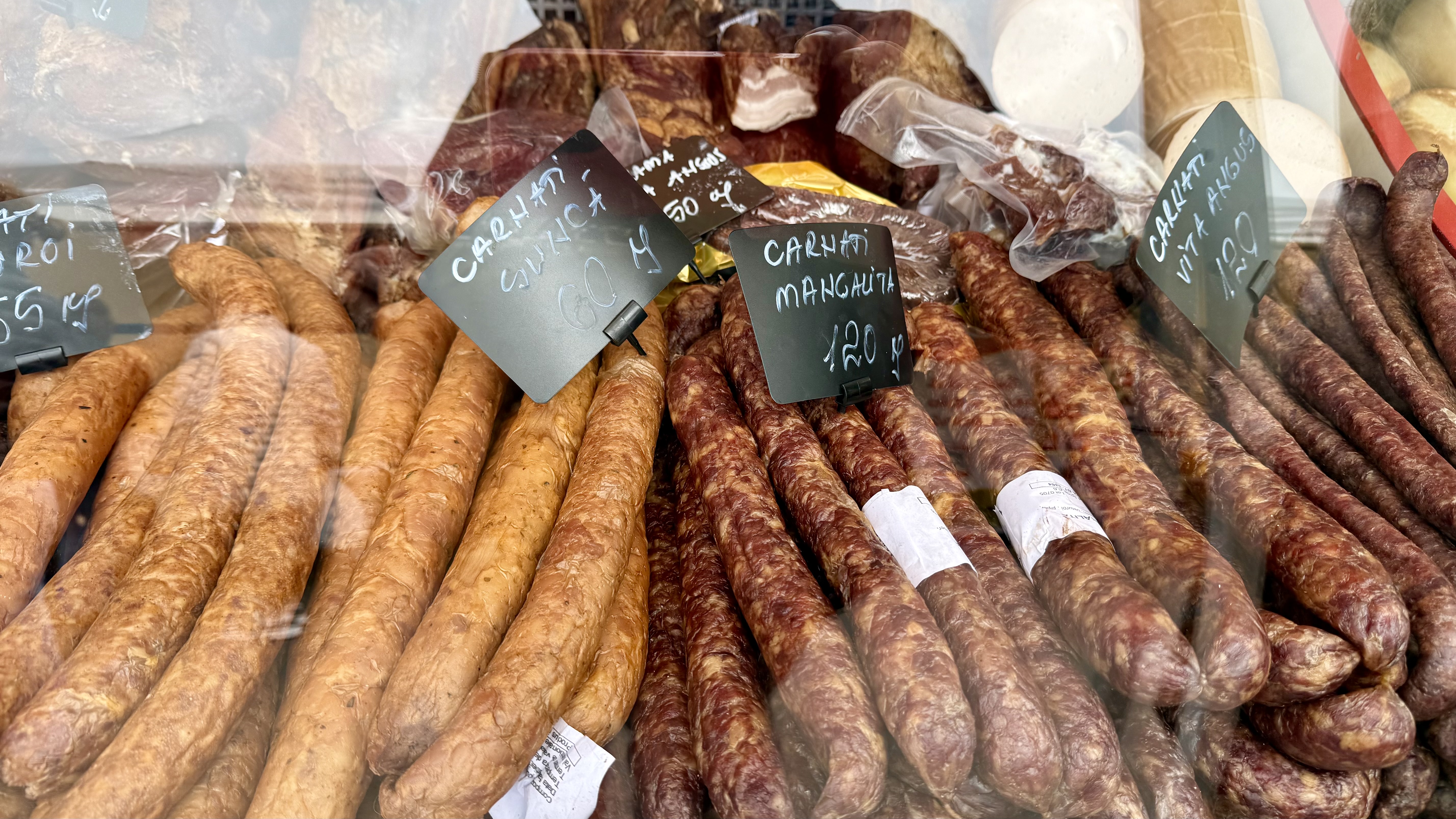 „Sigur și Gustos”, dar te ține buzunarul? Am fost la târgul de la Casa Presei unde pastrama costă 220 de lei/kg