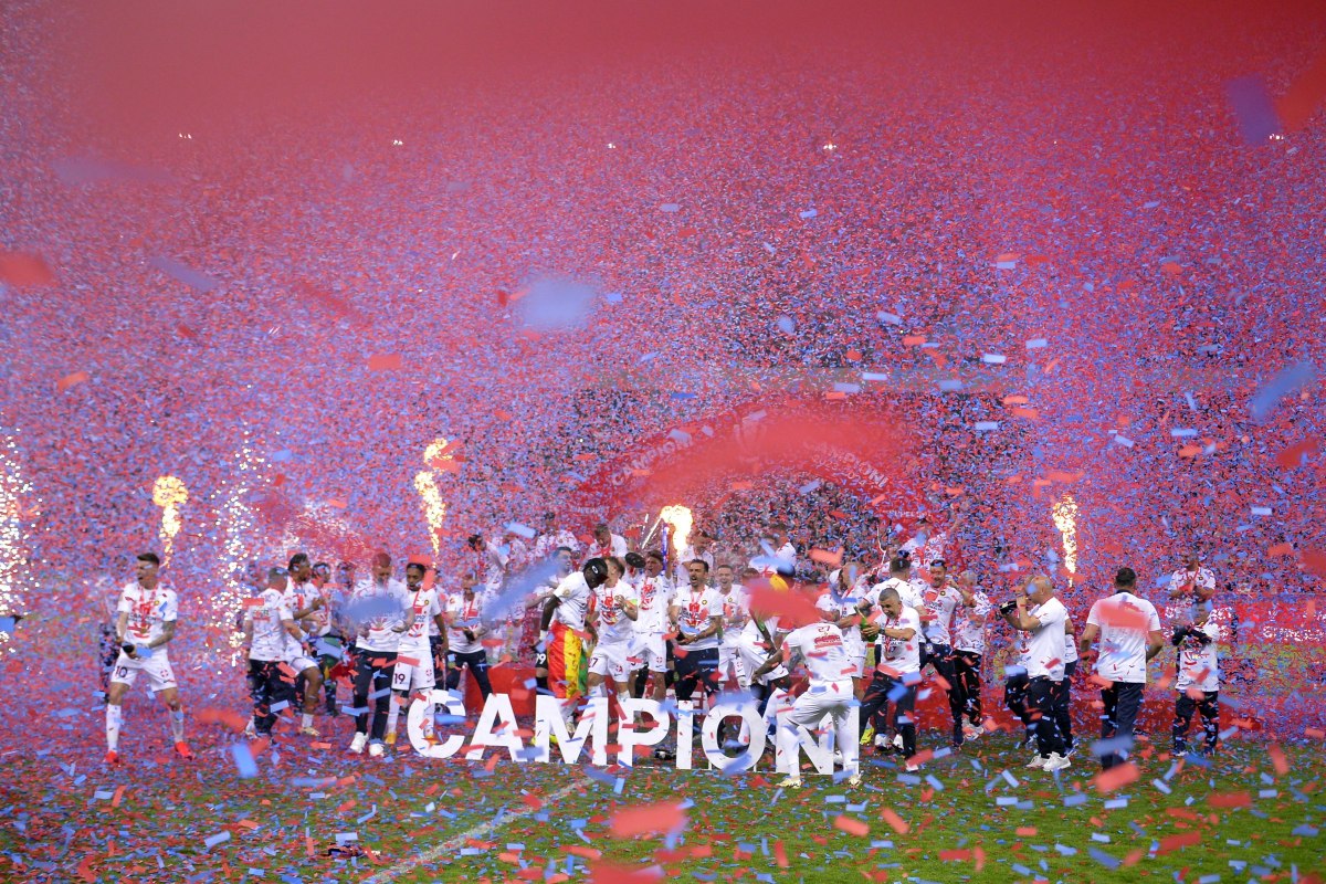 FCSB a primit trofeul de campioană a României în fața a peste 54.000 de spectatori, după ce a pierdut cu CFR Cluj
