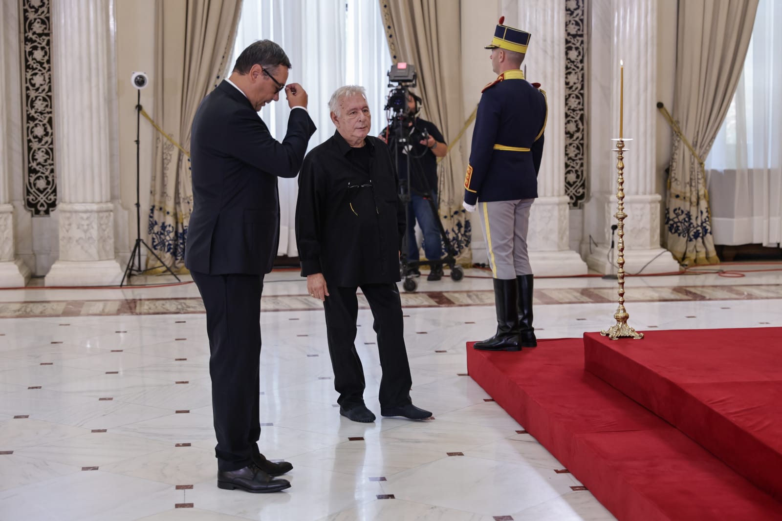 Cine a mers să-i aducă un ultim omagiu lui Ion Iliescu la Palatul Cotroceni