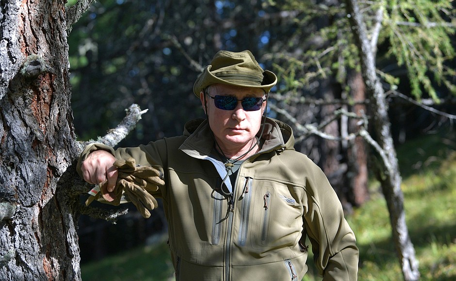 Putin s-a relaxat în taiga, înainte de ziua sa de naștere. A cules ciuperci și fructe de pădure și a mâncat la un foc de tabără