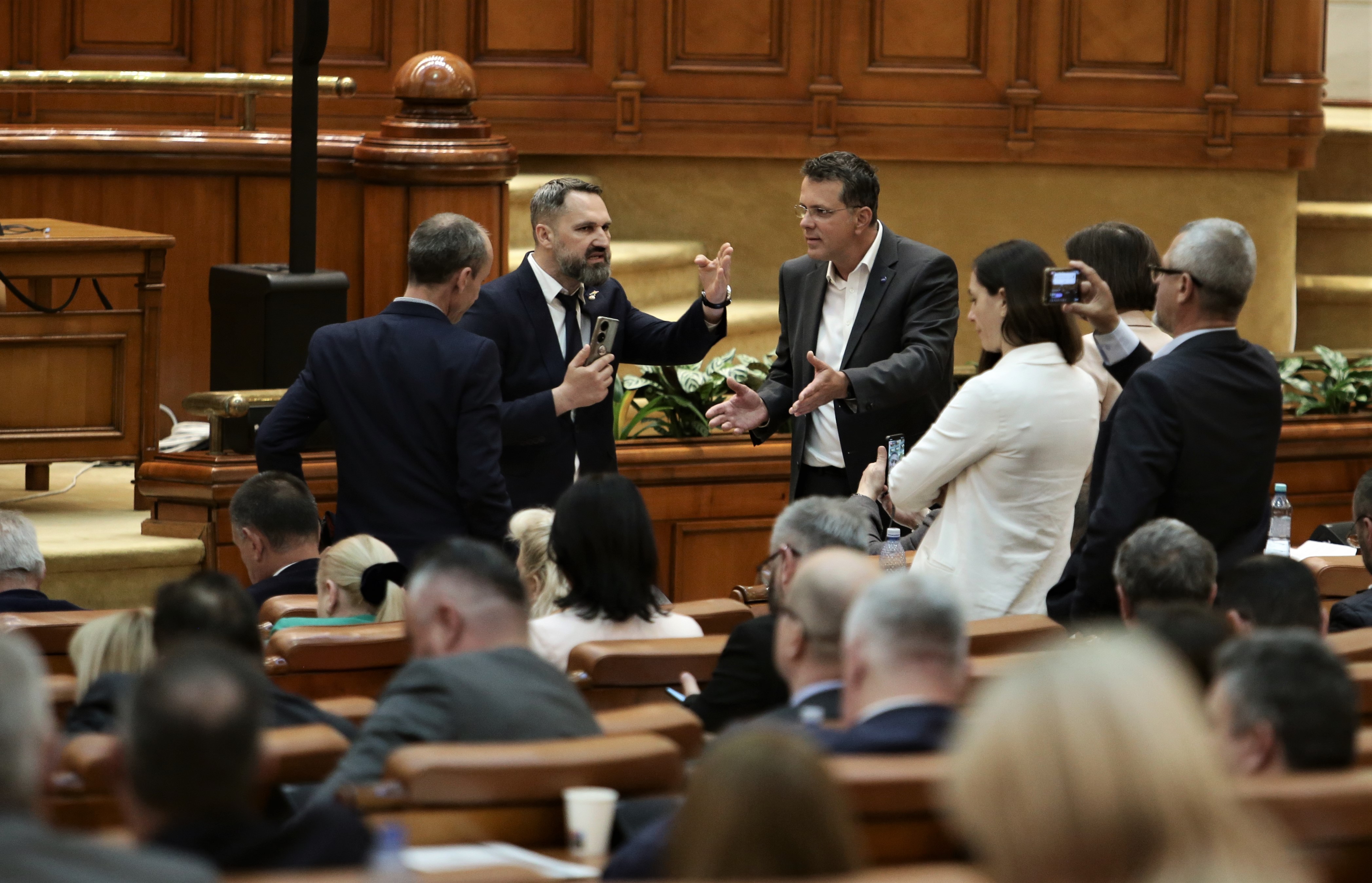 Ziua în care democrația a încasat patru gloanțe. Cum a schimbat AUR prin forță regulile din Parlament&nbsp;