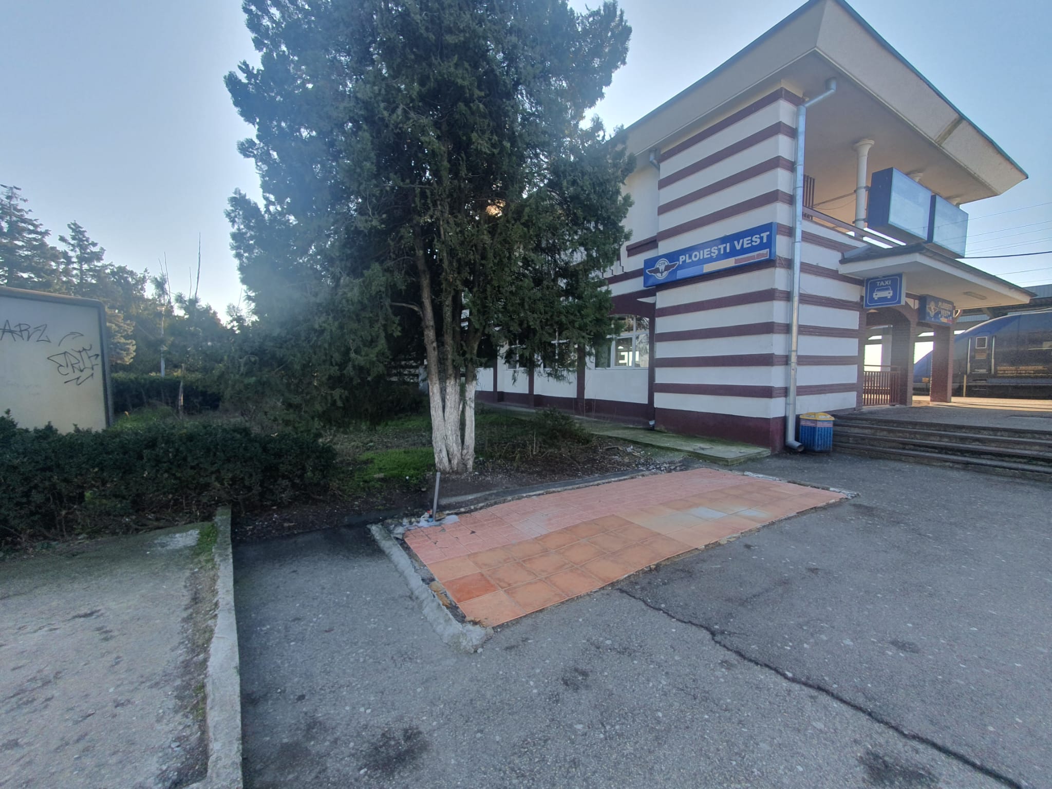 Gara de Vest din Ploiești a ajuns un decor de film horror: gropi, fisuri, mizerie, apă lipsă. Lucrări pentru modernizare de 4 milioane euro, neîncepute