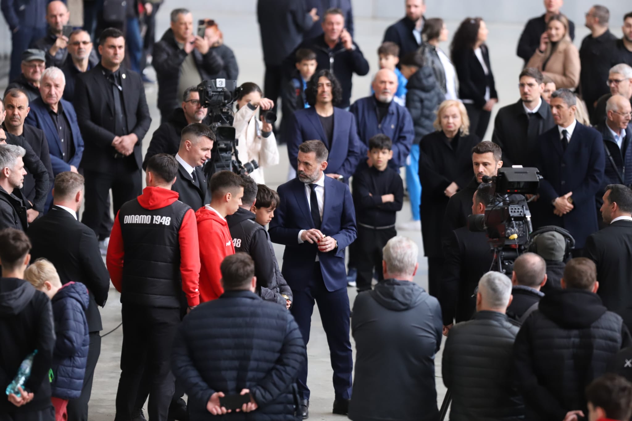 Livetext Mii de români își iau adio de la Mircea Lucescu la Arena Națională înainte de funeraliile cu onoruri militare / „Leucemia i-a provocat și grăbit sfârșitul”