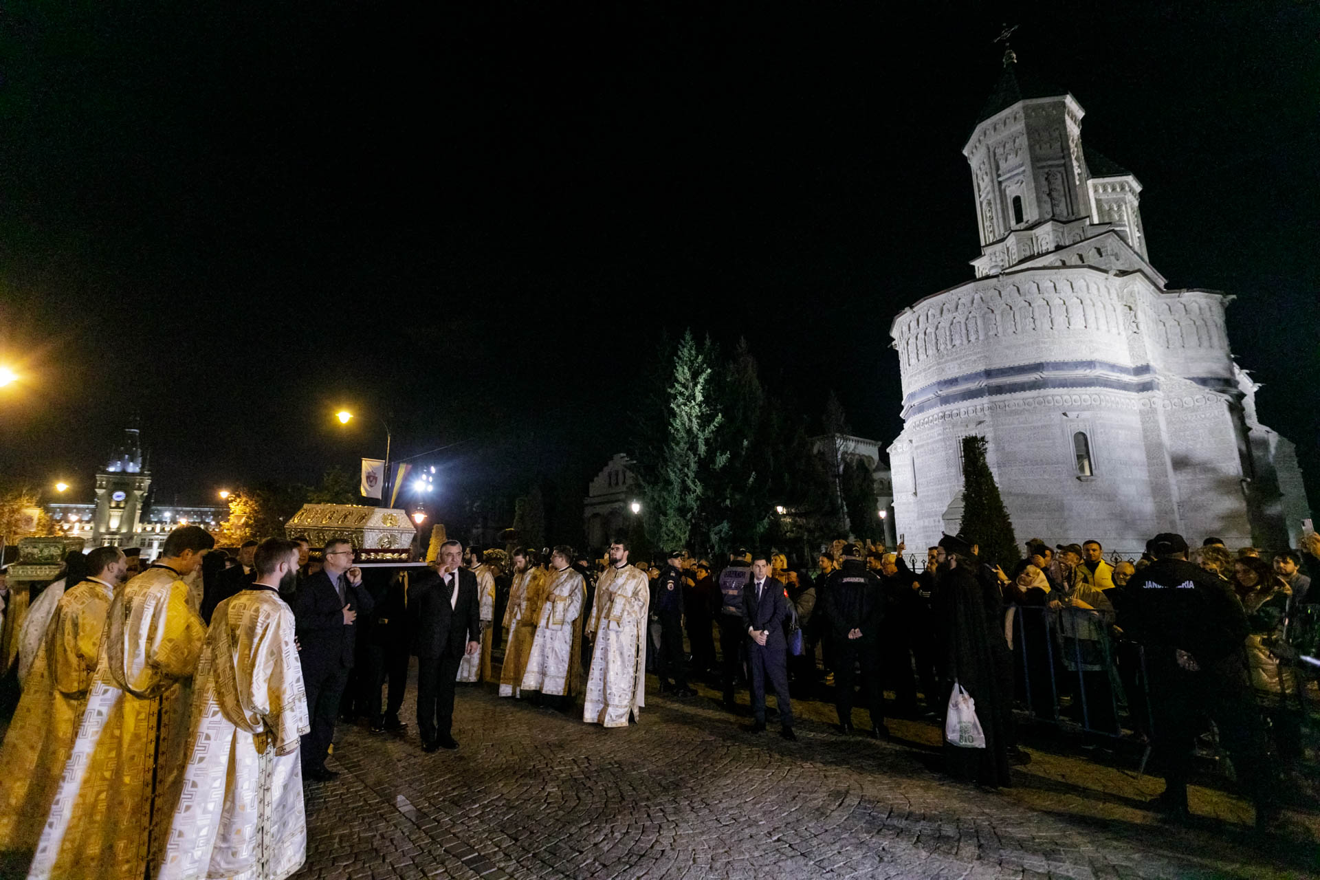 După doi ani cu restricții, moaștele Sfintei Parascheva au fost plimbate din nou prin Iași. „Ne întâlnim cu prieteni pe care nu i-am mai văzut dinainte de pandemie”
