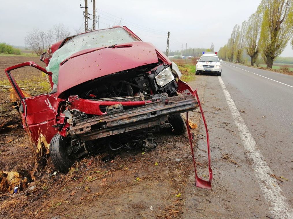Accident pe DN1A, în Prahova. O persoană a murit şi 4 au fost rănite, după ce dubiţa în care se aflau a intrat într-un pom (FOTO & VIDEO)