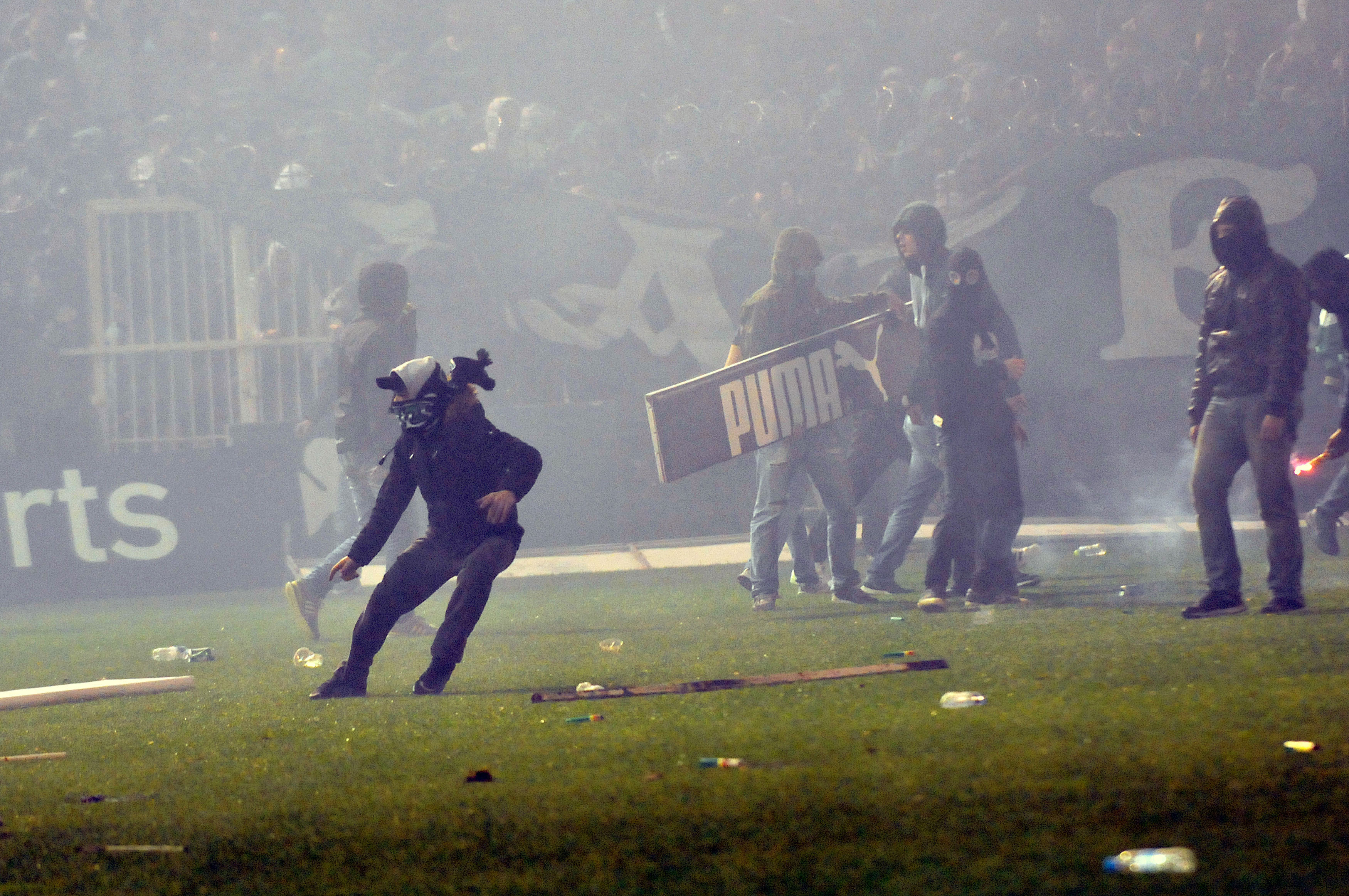 Haos la Atena. Derby-ul campionatului Greciei, anulat din cauza violenței / GALERIE FOTO&VIDEO
