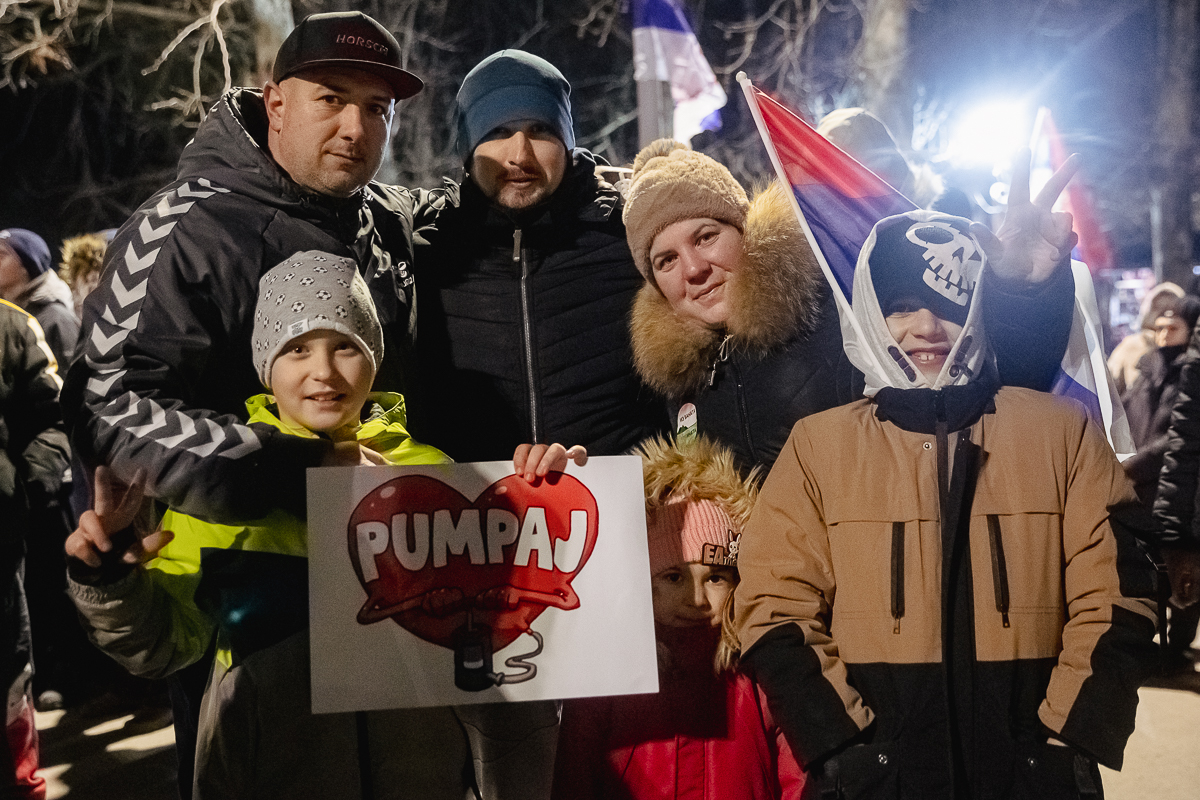 Cum protestează studenții sârbi prin marș și de ce strigă numele Laurei Kovesi