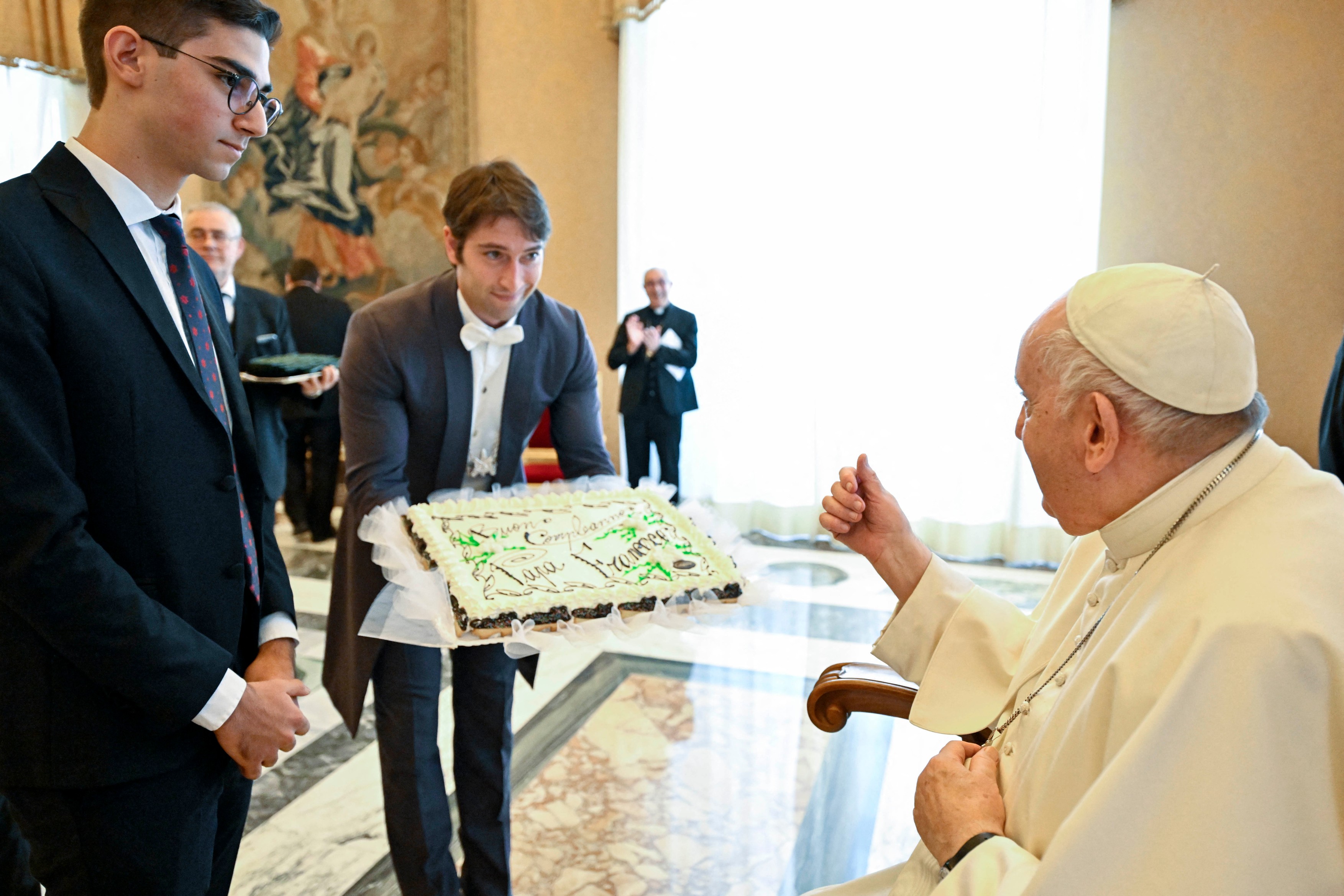 Papa Francisc a sărutat mâna unui bărbat fără adăpost, în ziua când a împlinit 86 de ani