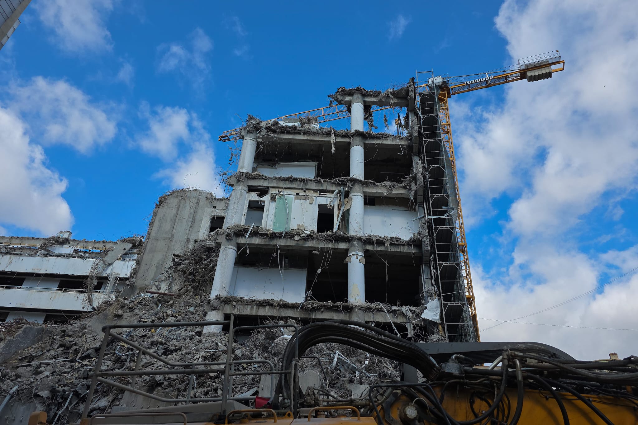 Sediul BCR din Calea Victoriei, fost Bancorex, nu a putut fi demolat nici după o lună. Clădirea a fost construită în anii ’90