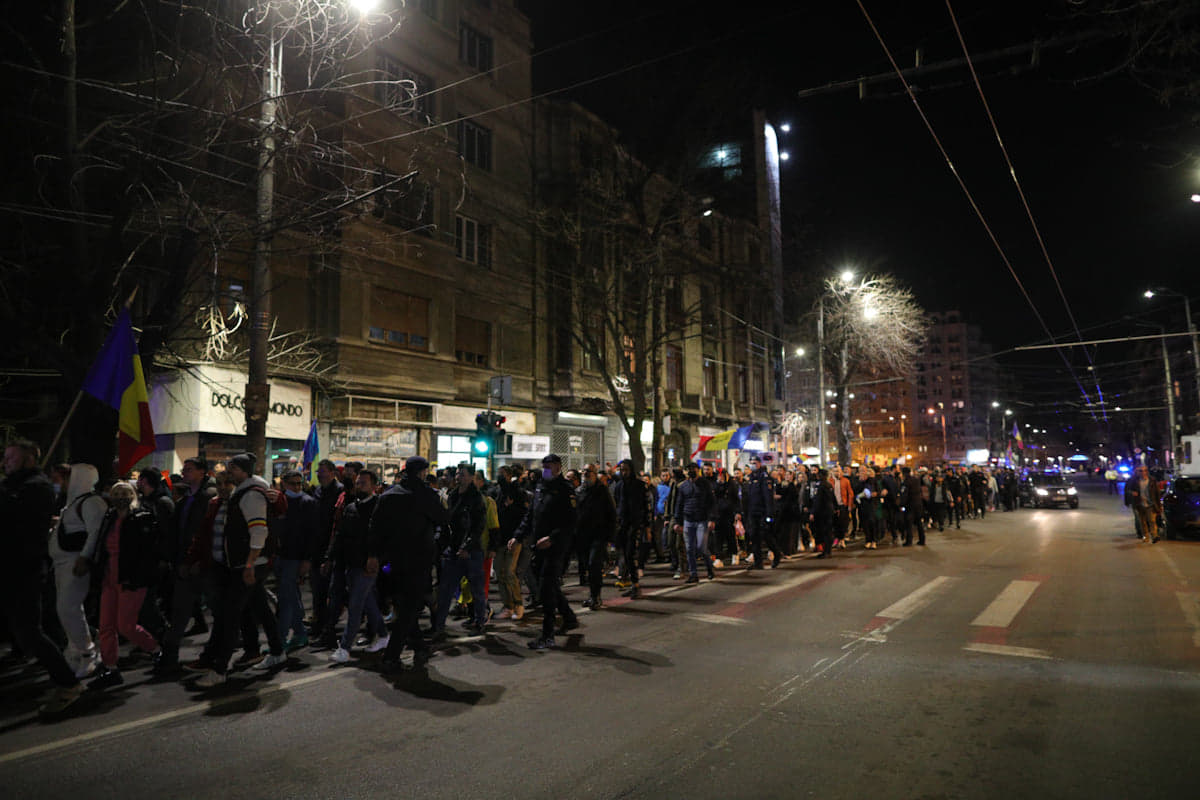 Protestul anti-restricții din Capitală, încheiat cu violențe și arestări. Manifestații și în alte orașe din țară
